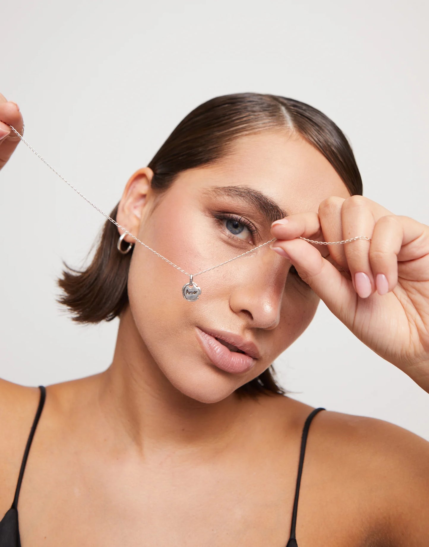 UNO DE 50 - Charm bañado en plata de ley con palabra amor