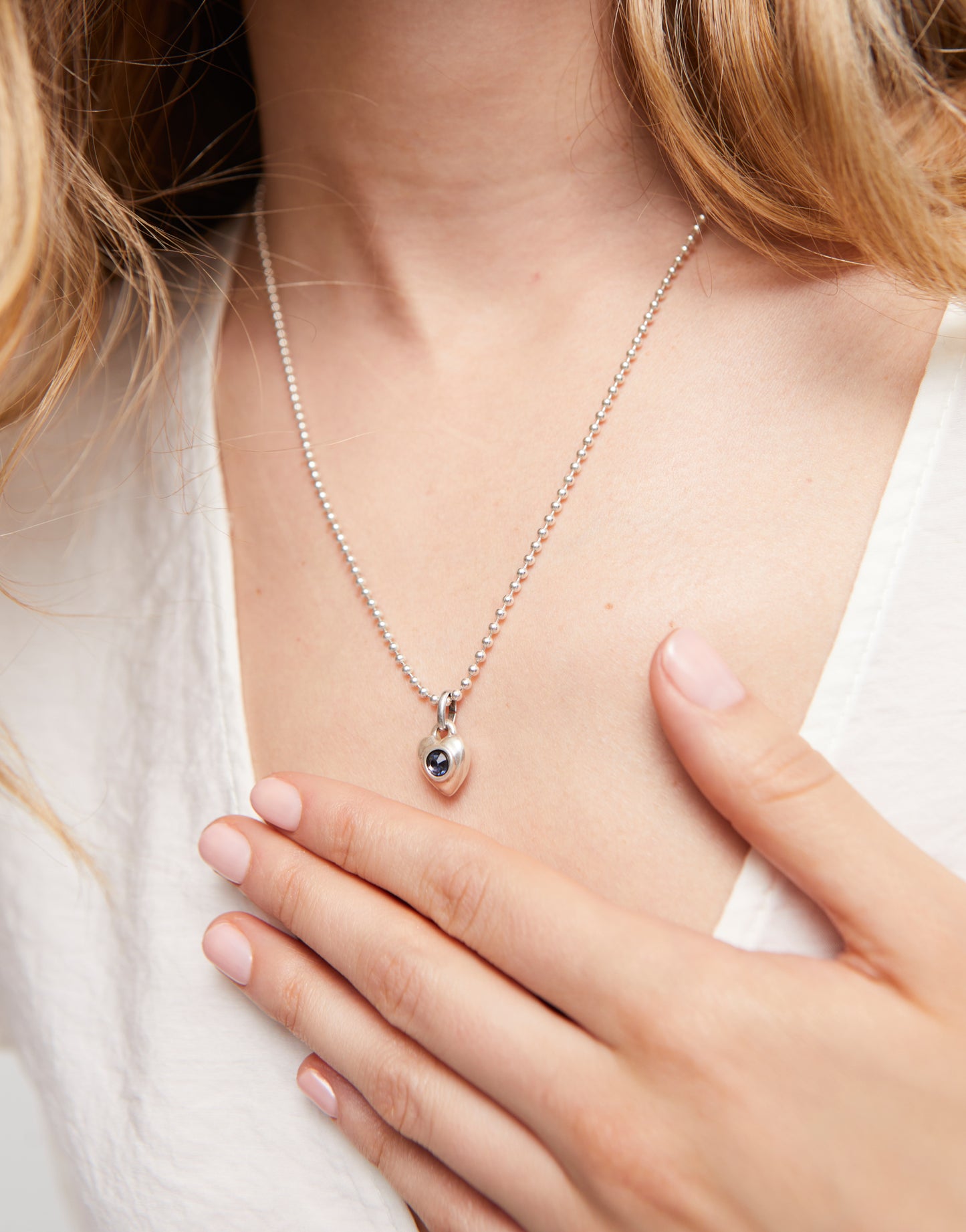 UNO DE 50 - Charm bañado en plata de ley con cristal azul.