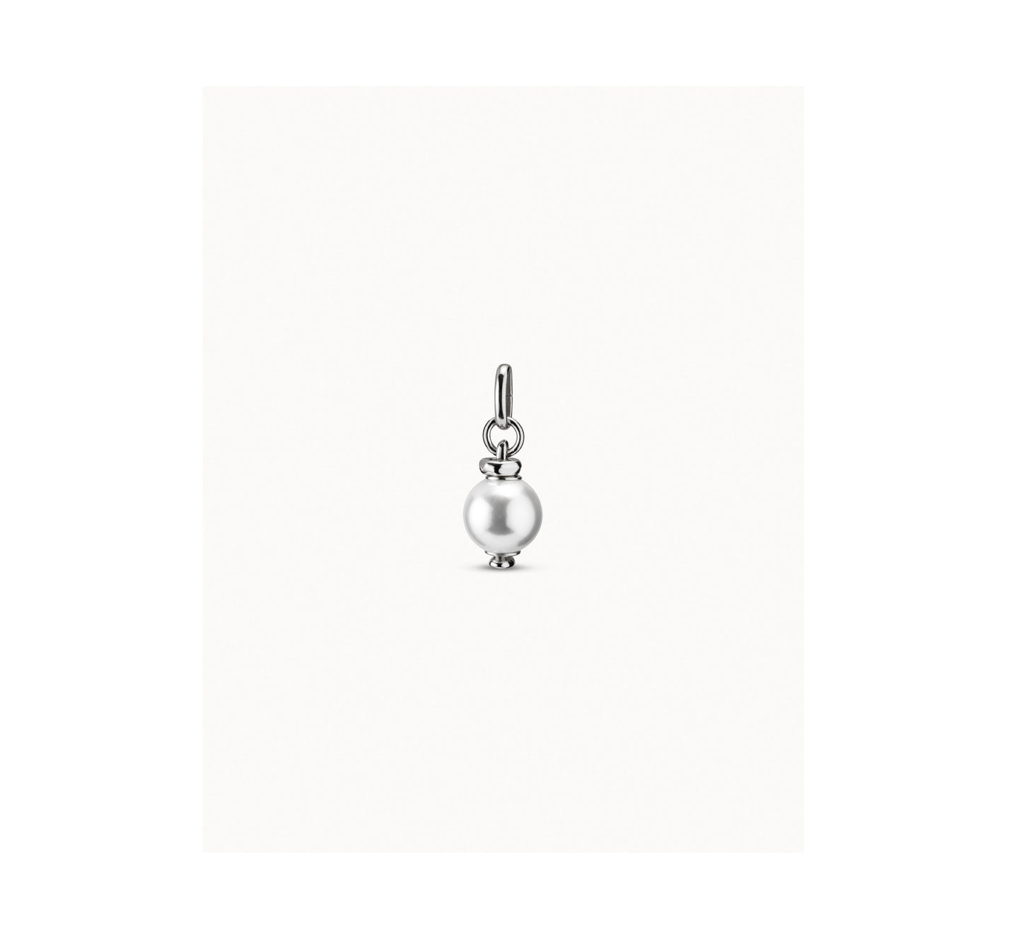 Charm bañado en plata de ley con perla blanca