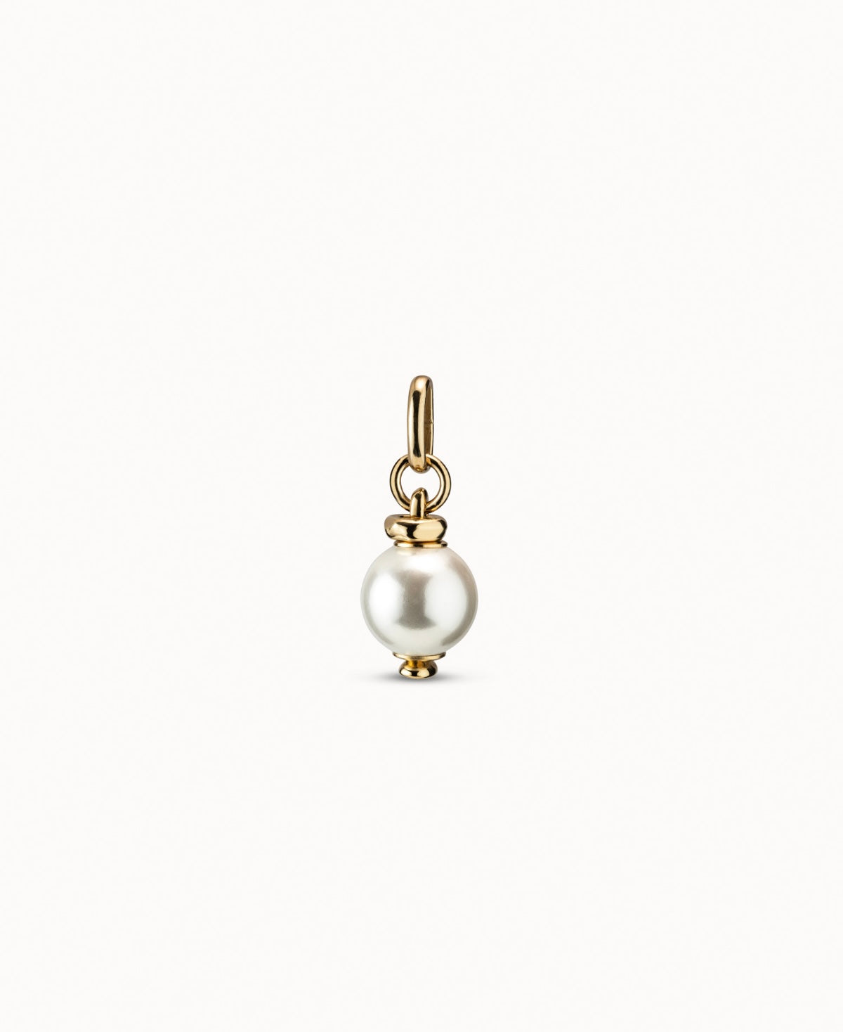 Charm bañado en oro de 18k con perla blanca