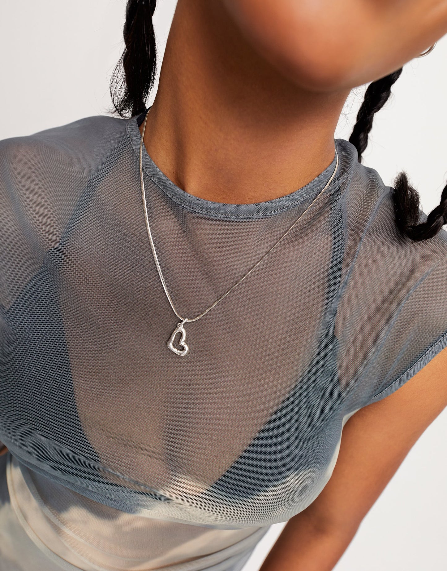 Charm bañado en plata de ley con forma corazon grande.