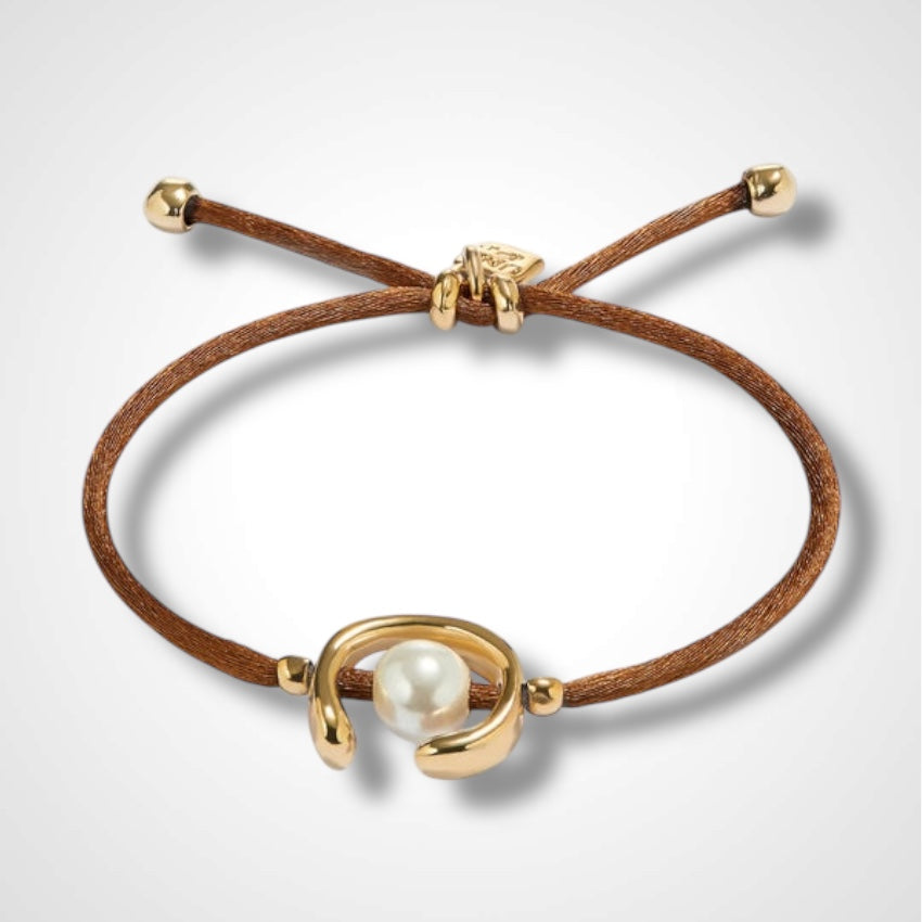 UNO DE 50 - Pulsera de hilo marrón con perla shell fornitura bañada en oro.