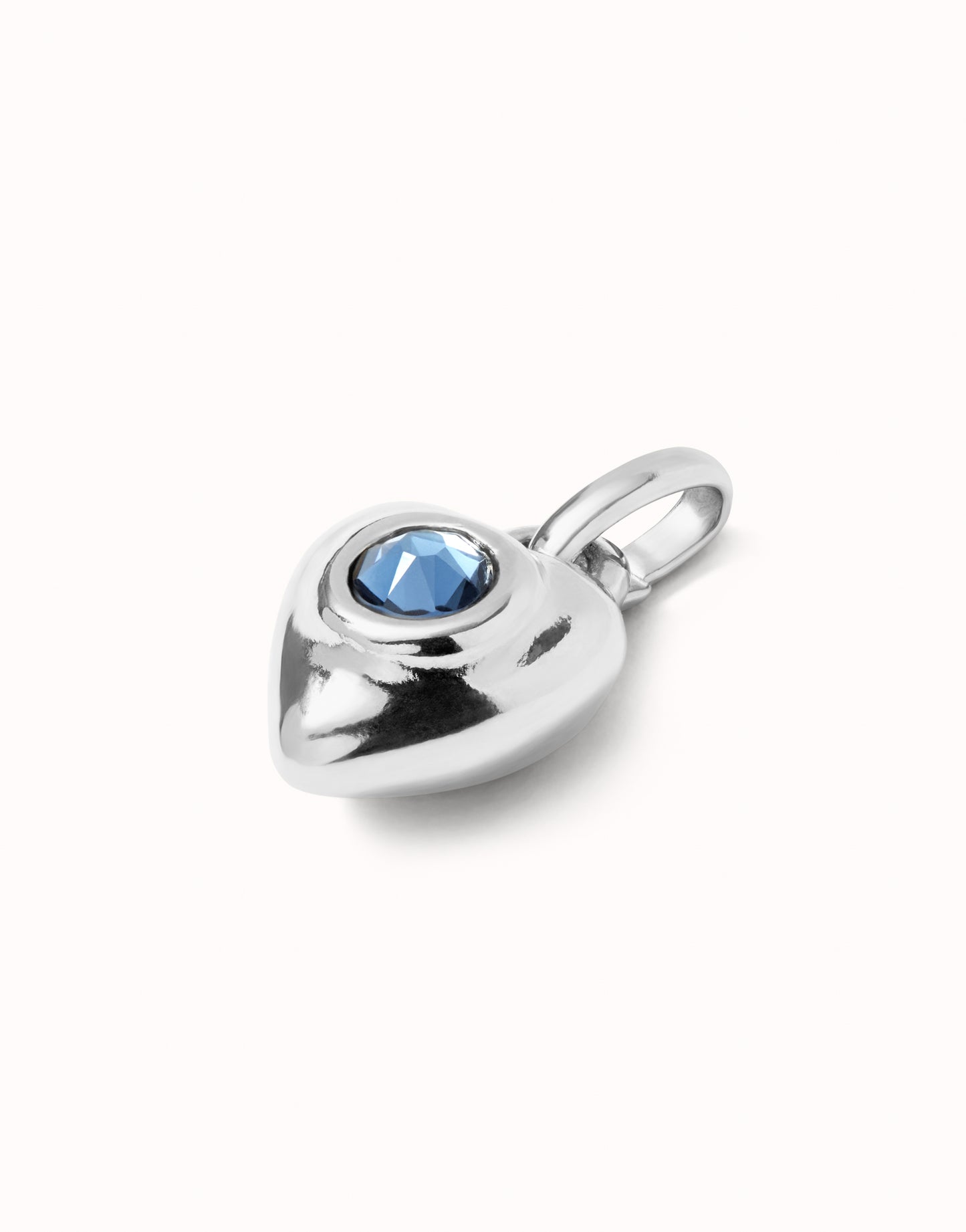 UNO DE 50 - Charm bañado en plata de ley con cristal azul.