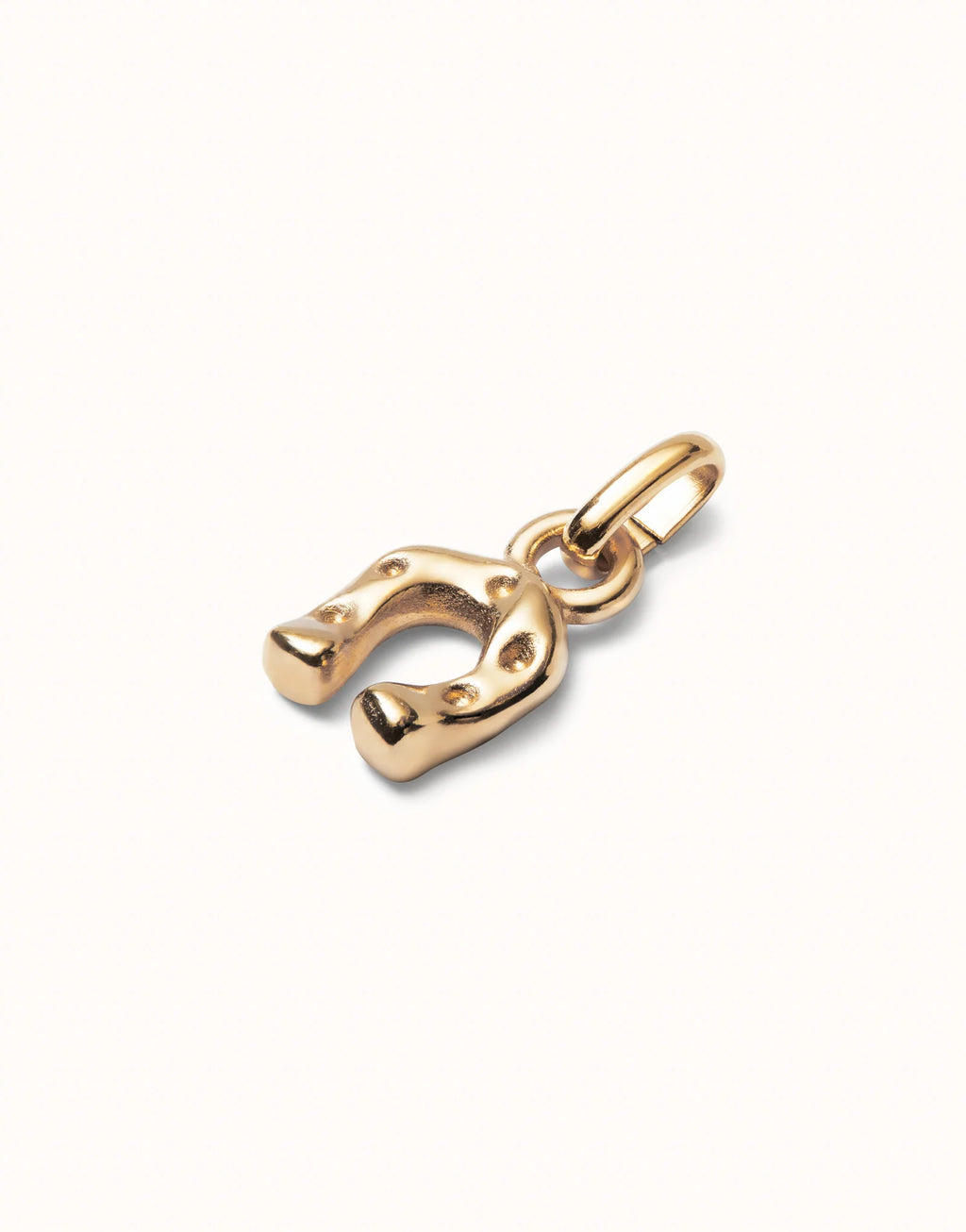 UNO DE 50 - Charm bañado en oro 18k con forma de herradura.