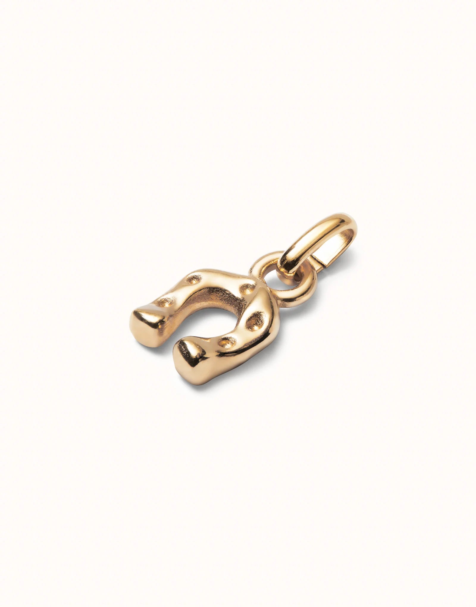 UNO DE 50 - Charm bañado en oro 18k con forma de herradura•-2