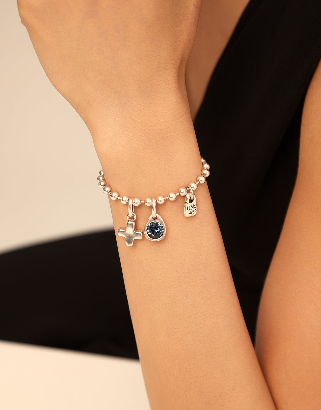 UNO DE 50 - Charmcircular bañado en plata de ley con cristal