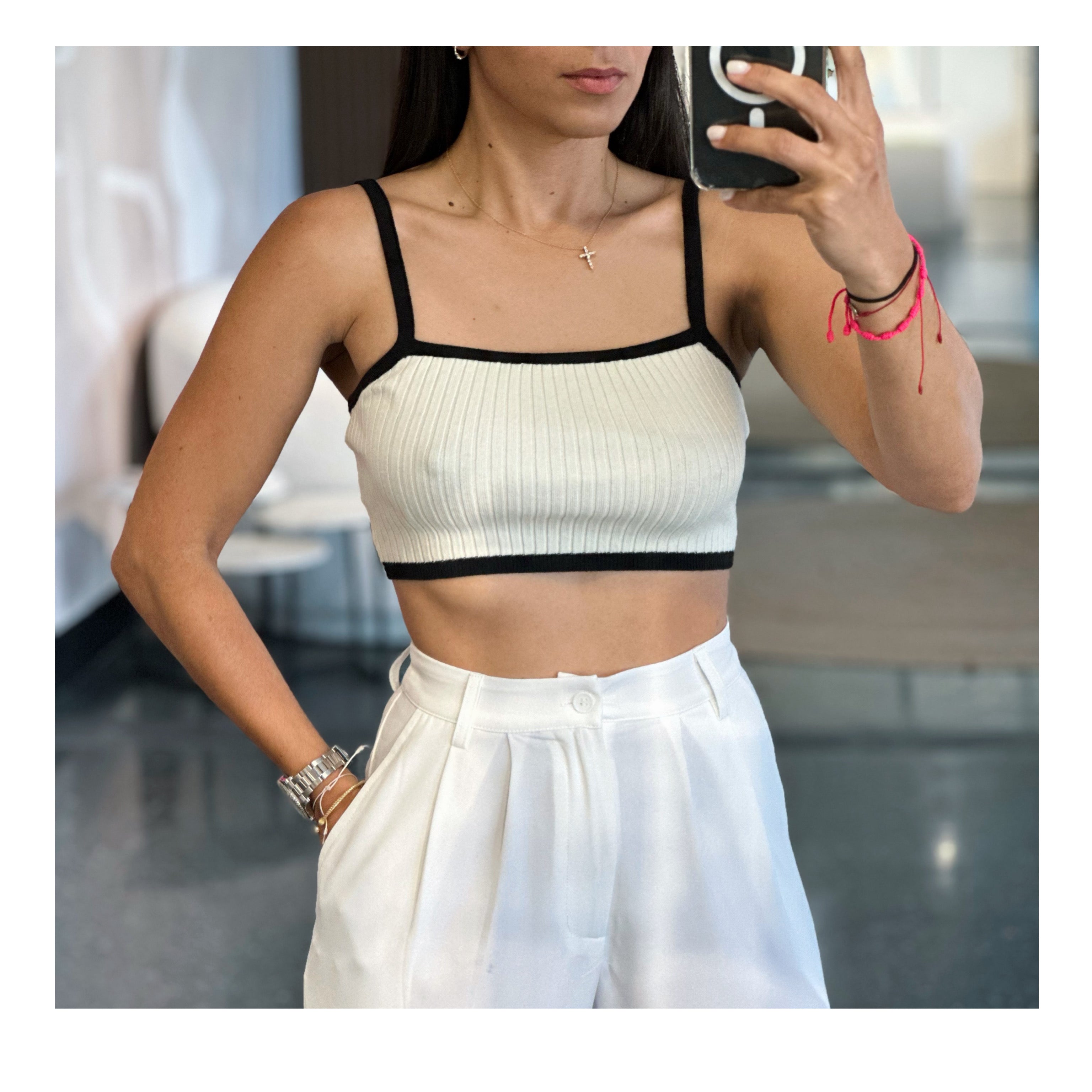 CREAM CONTRAST SPAGUETTI SWEATER CROP TOP•