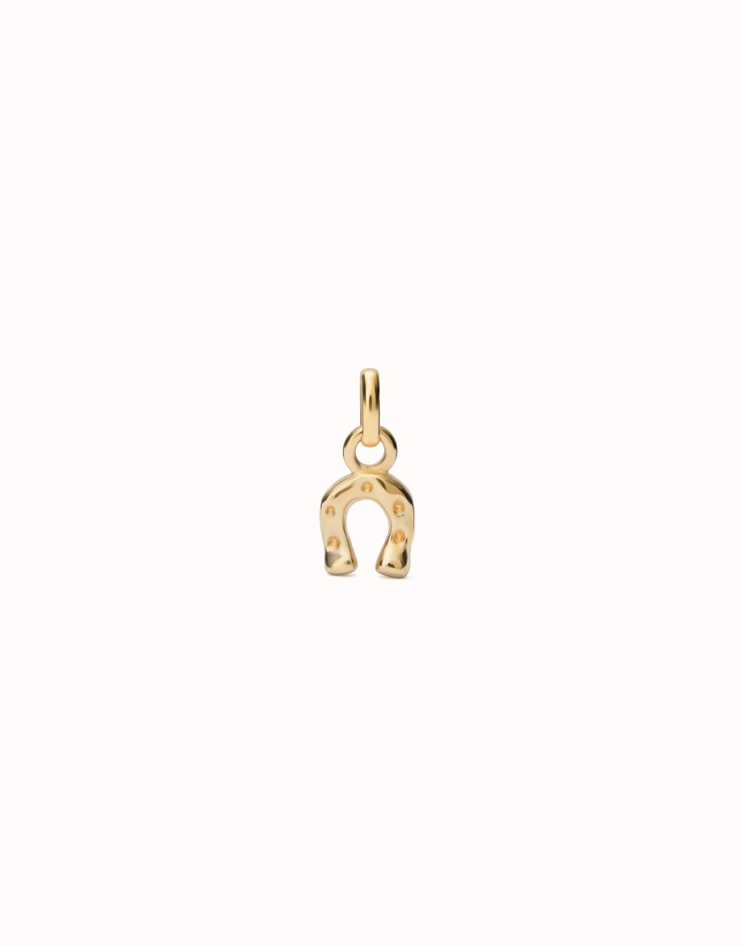 UNO DE 50 - Charm bañado en oro 18k con forma de herradura.