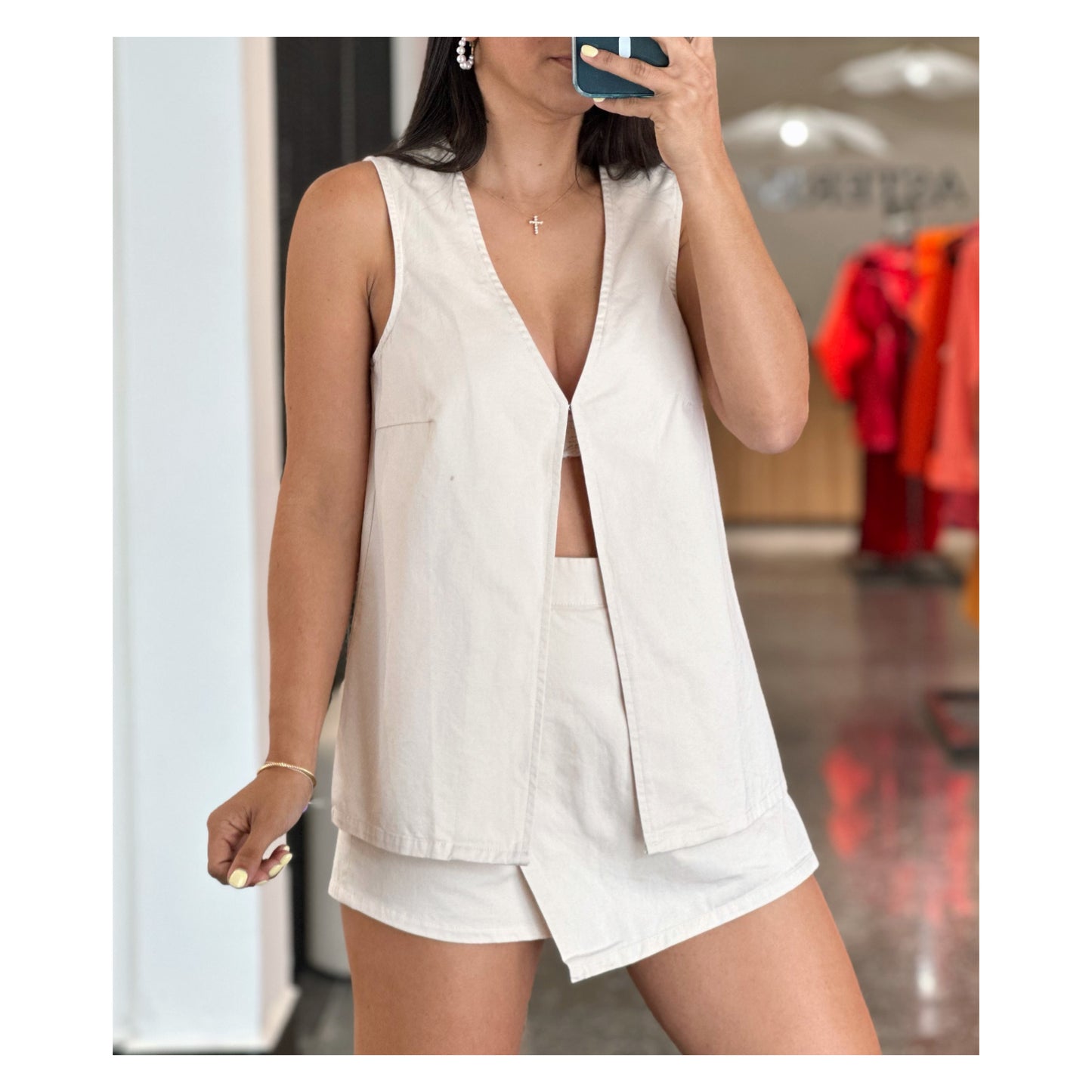 SLEEVELESS V-NECK HOOK & EYE CLOSURE TOP