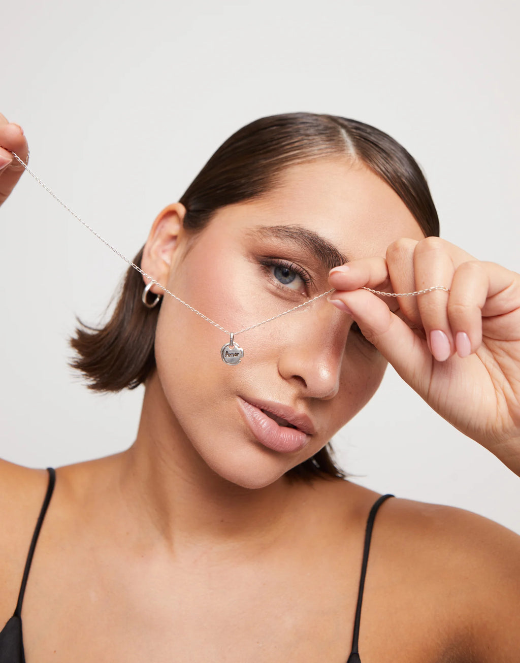 UNO DE 50 - Charm bañado en plata de ley con palabra amor