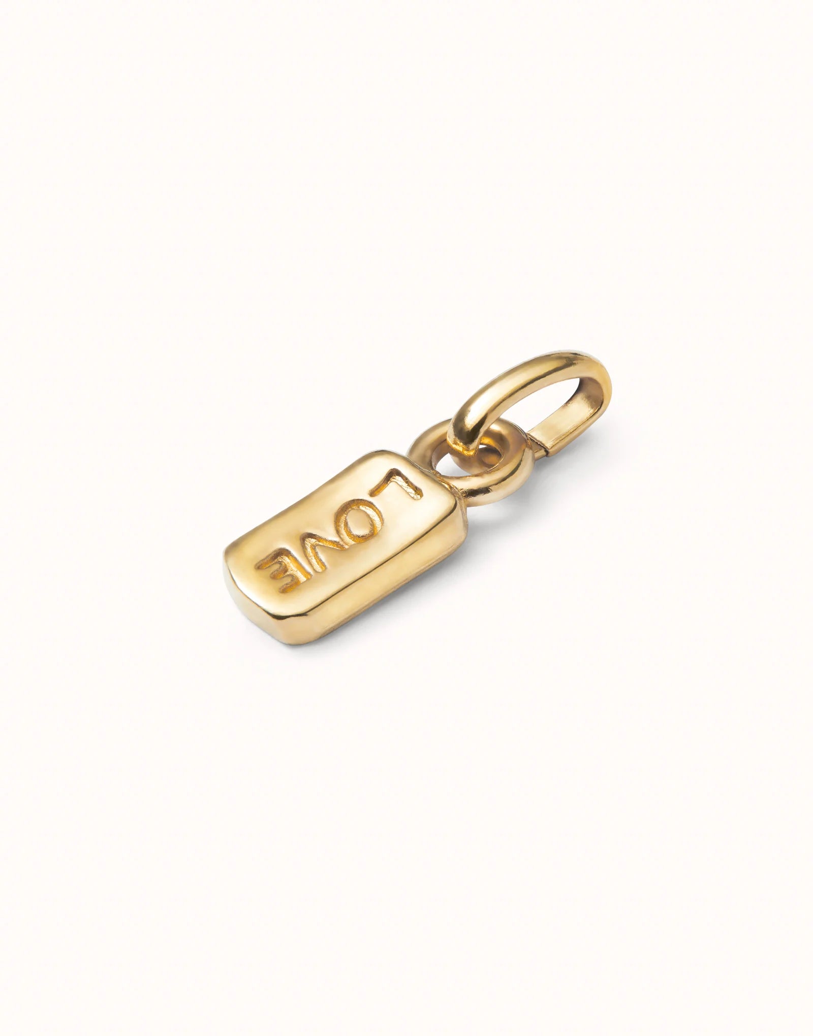 UNO DE 50 - Charm bañado en oro 18k con palabra love.