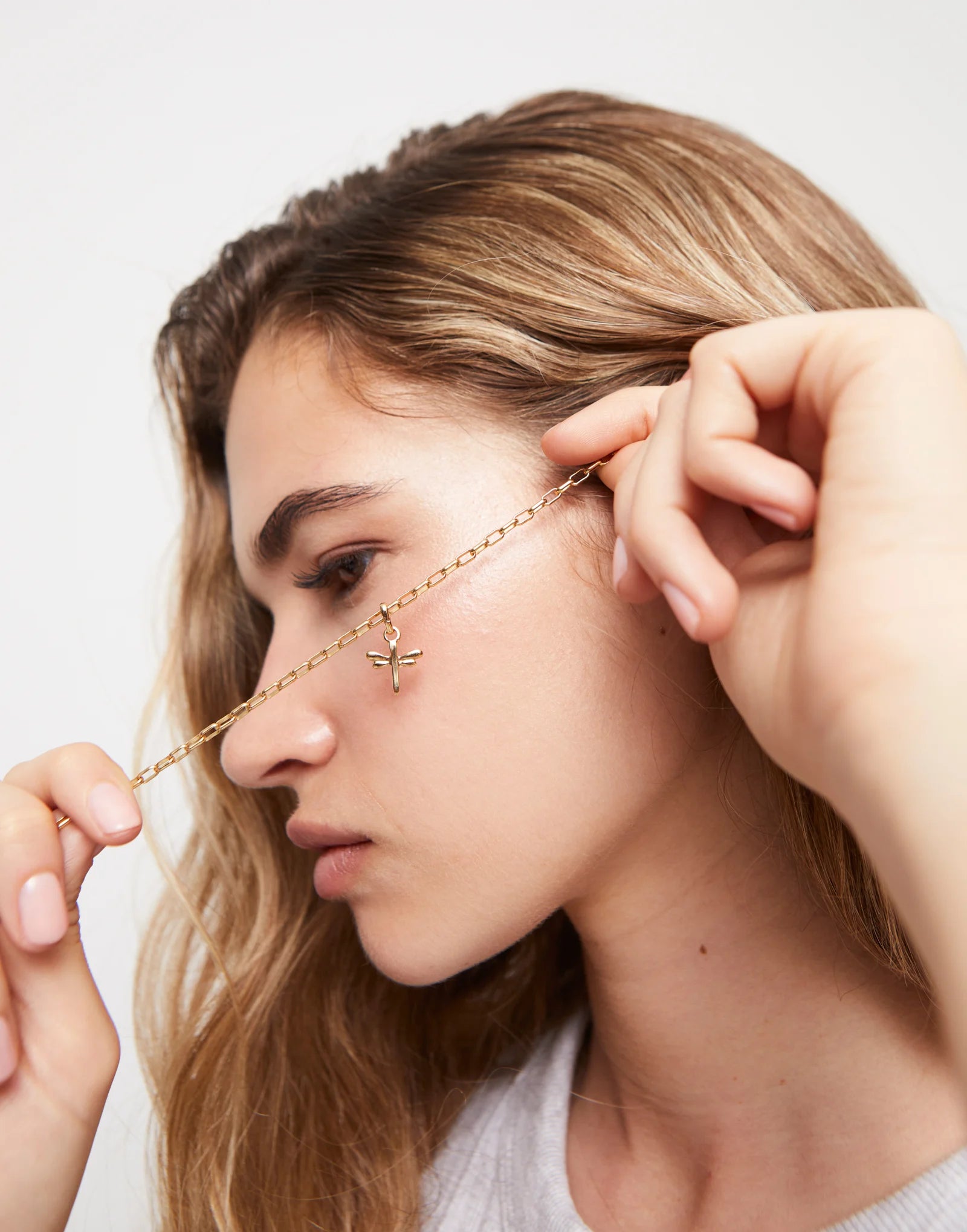 UNO DE 50 - Charm bañado en oro 18k con forma de libélula.