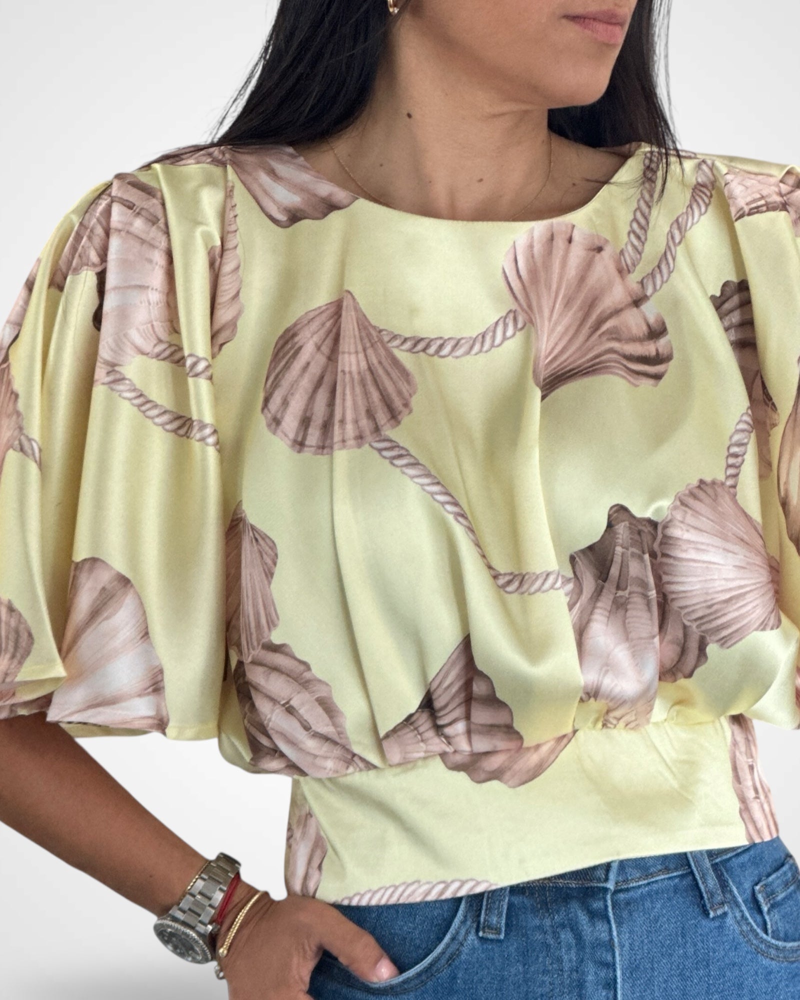 SATIN SHELL PRINT TOP WITH FLUTTER KIMONO SLEEVELESS