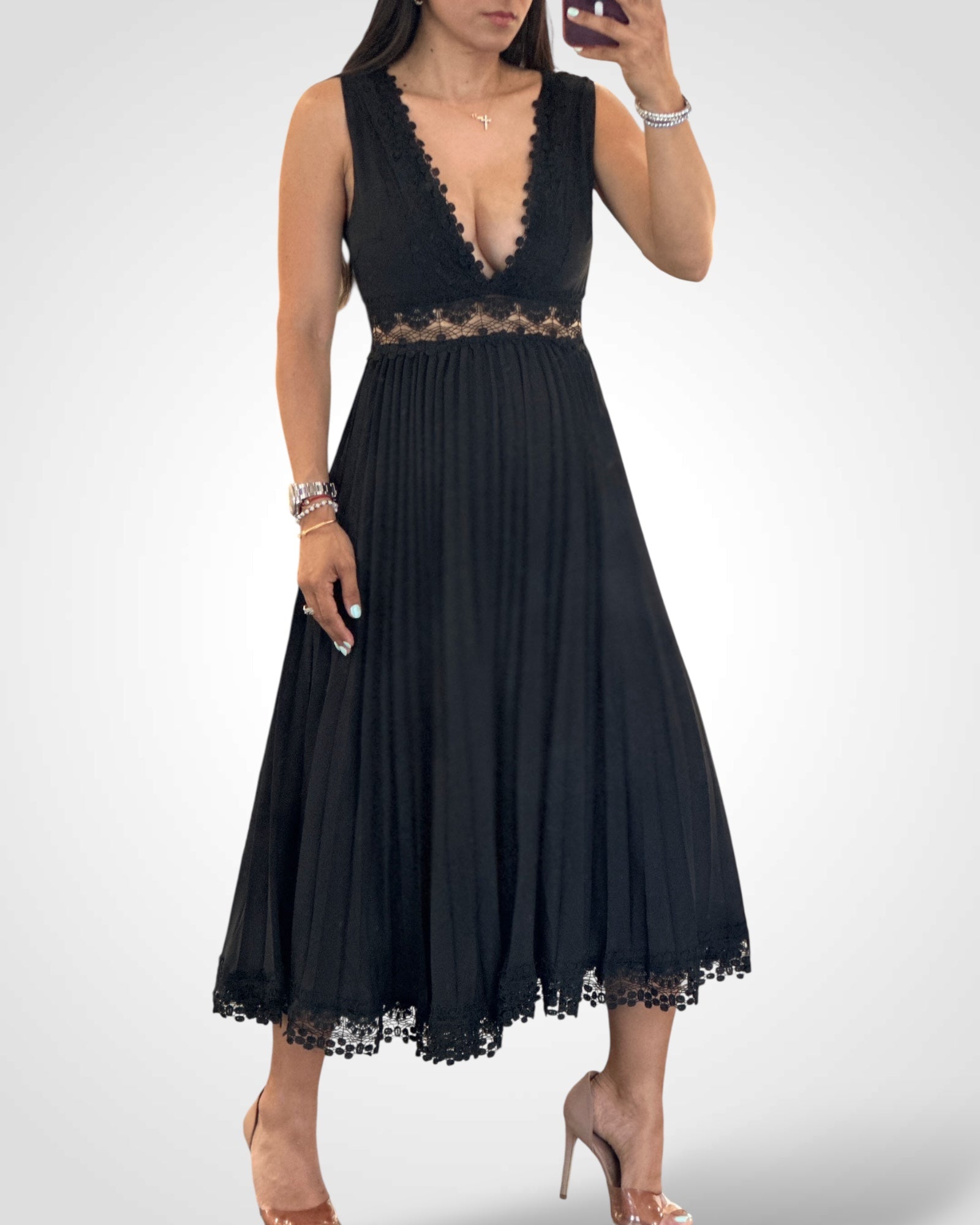 V-neck Trim Detailed Pleated Maxi Dress