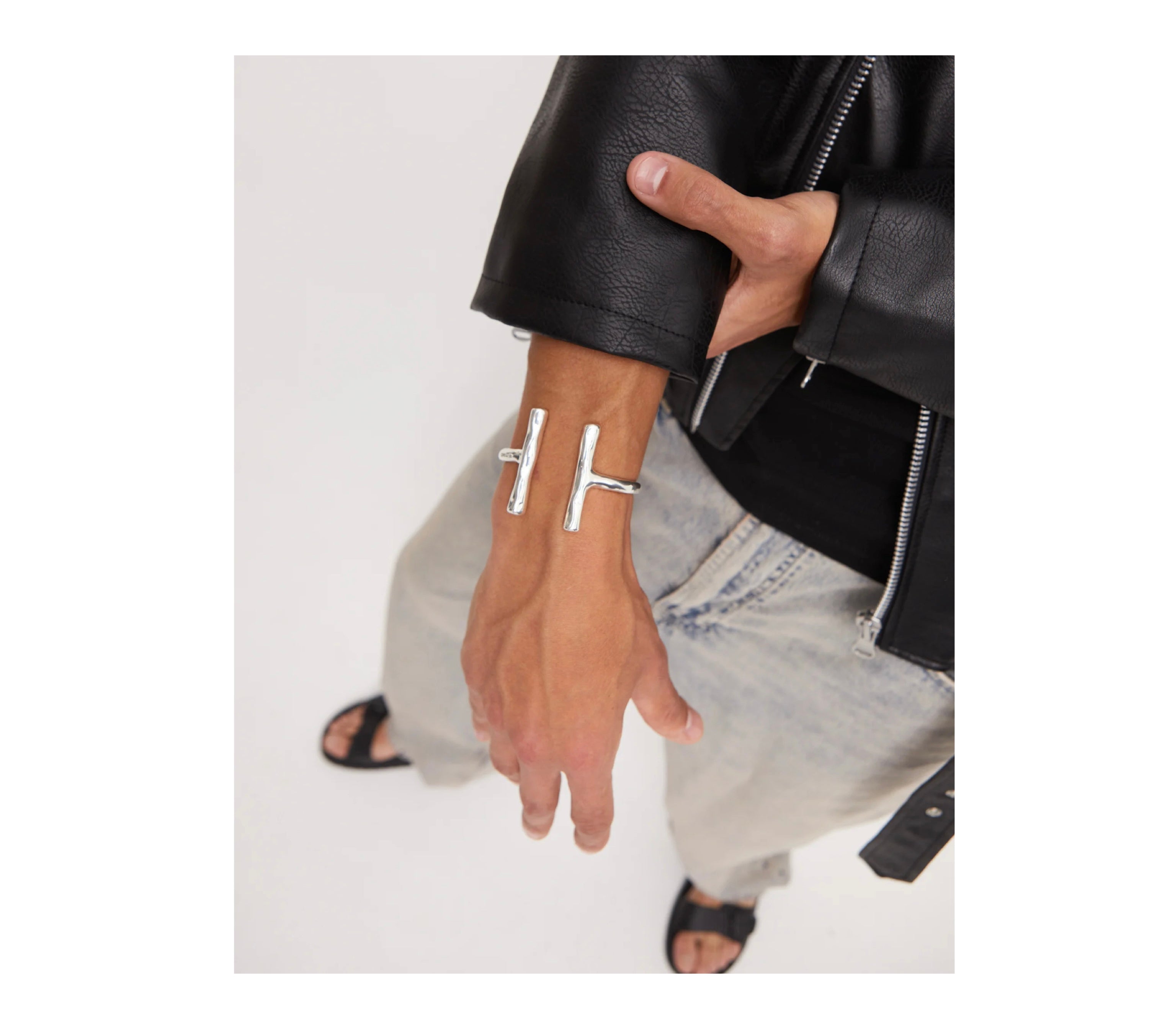 UNO D 50-Rigid sterling silver-plated bracelet with two long tubes at the ends•