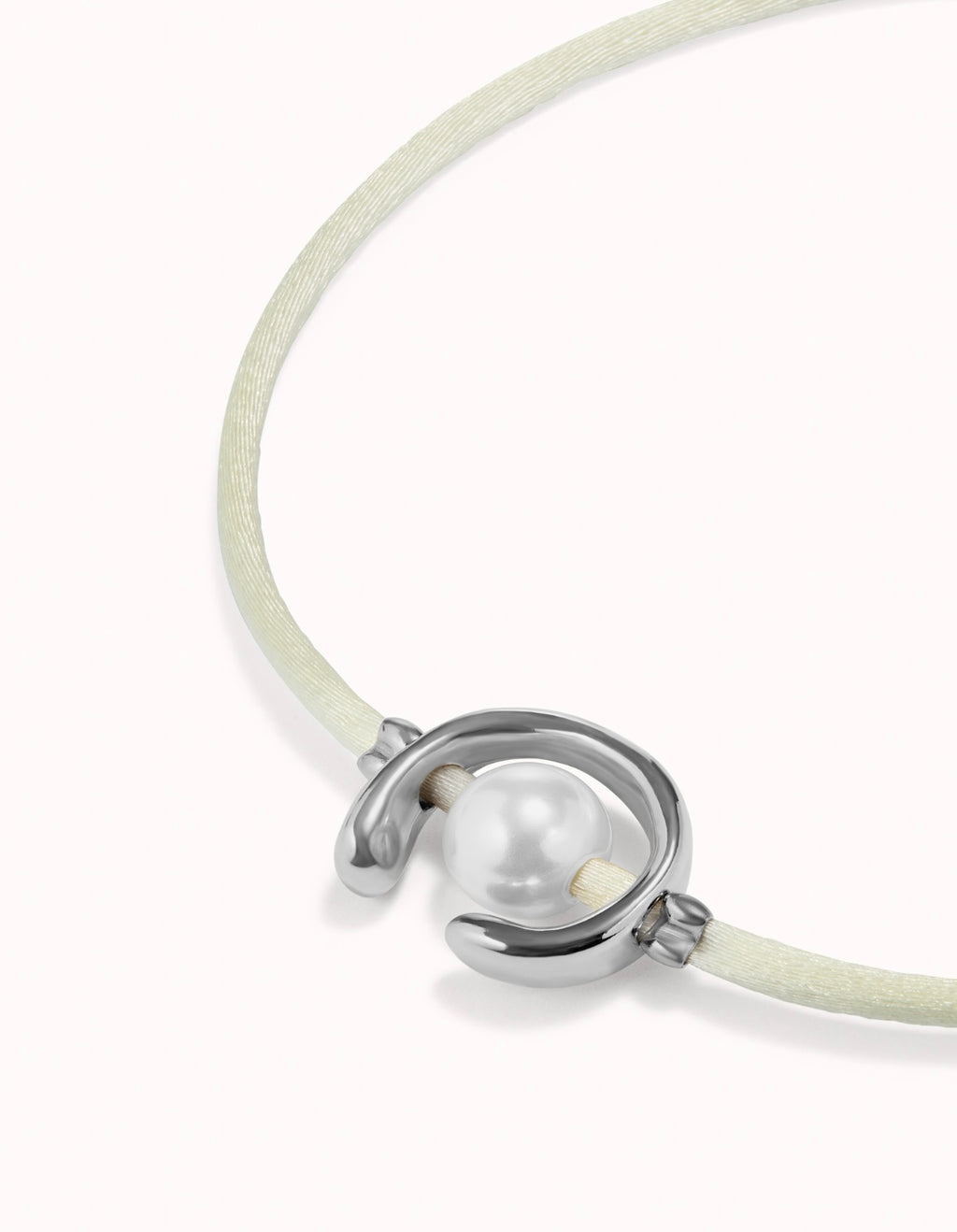 UNO DE 50 - Pulsera de hilo crema con perla shell fornitura bañada en plata de ley.