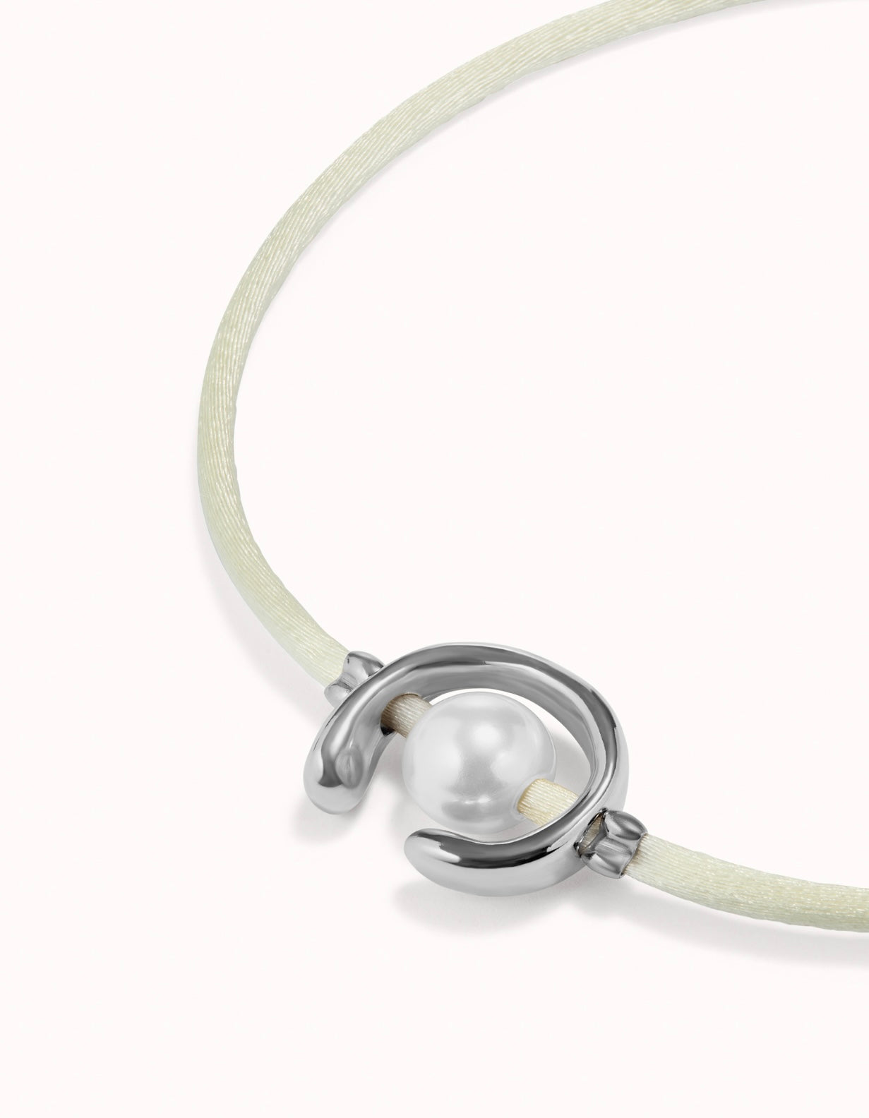 UNO DE 50 - Pulsera de hilo crema con perla shell fornitura bañada en plata de ley•-3
