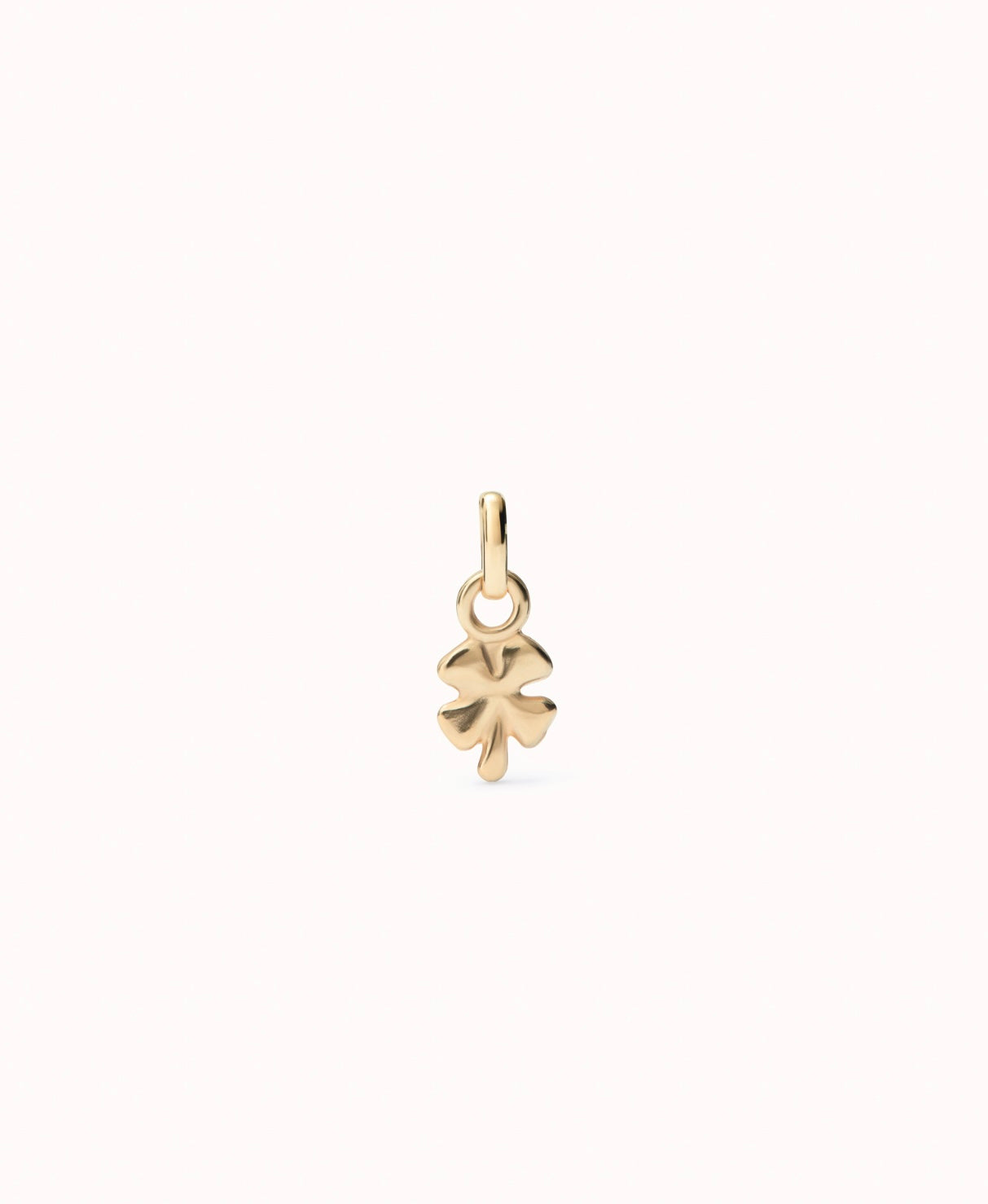 Charm bañado en oro 18k con forma de trebol.
