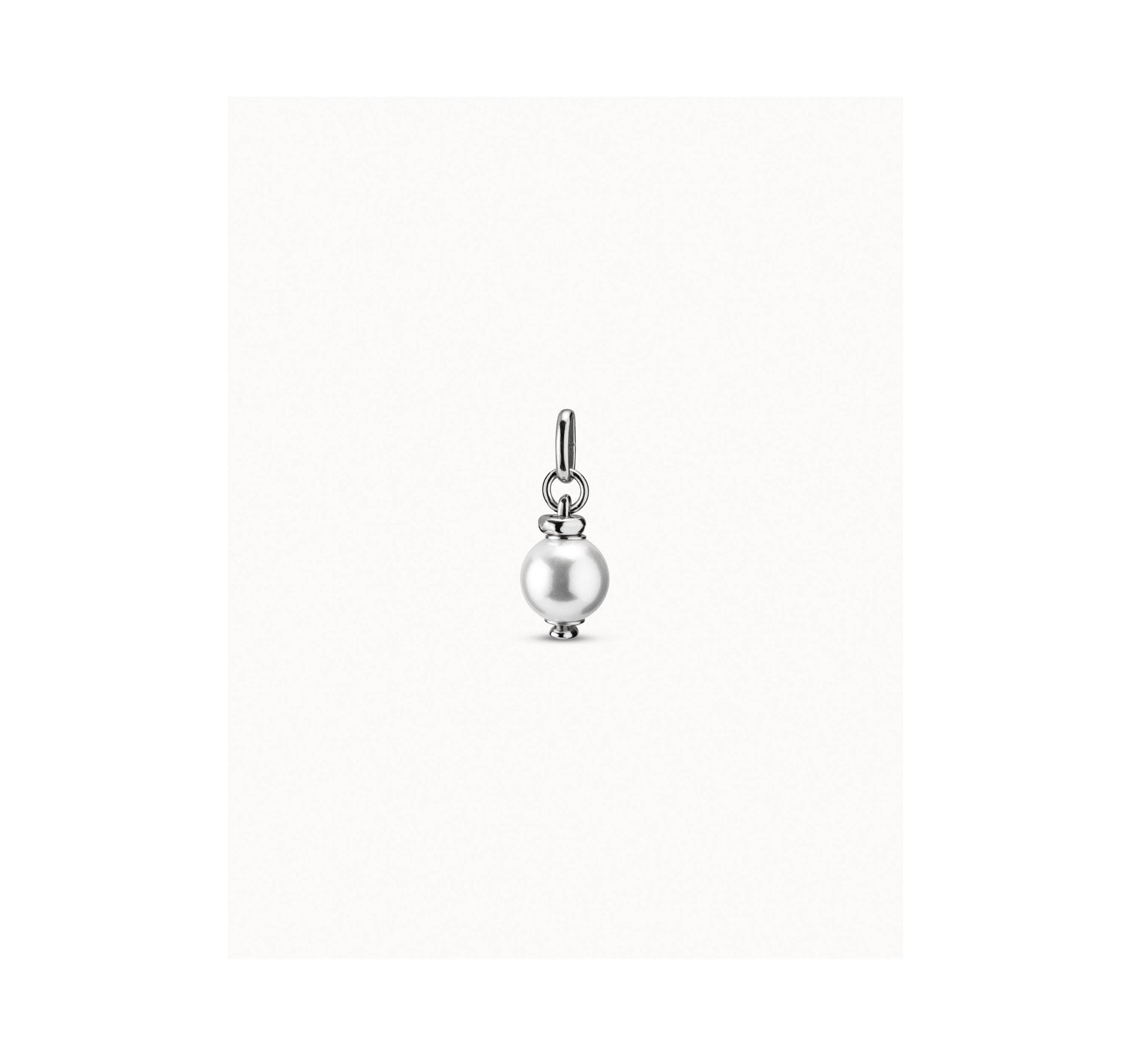 Charm bañado en plata de ley con perla blanca
