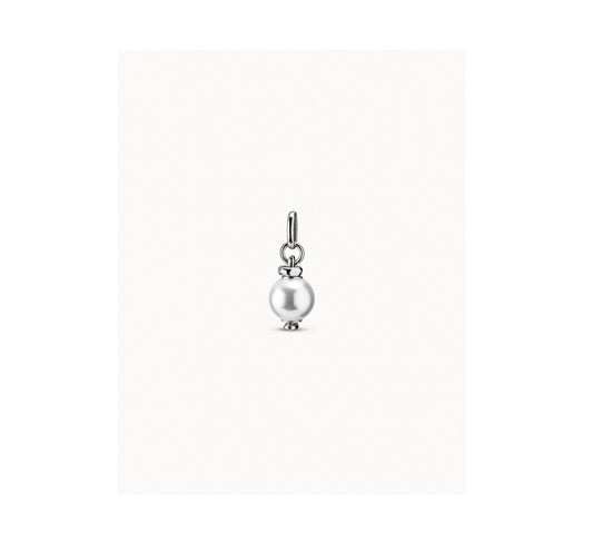 Charm bañado en plata de ley con perla blanca