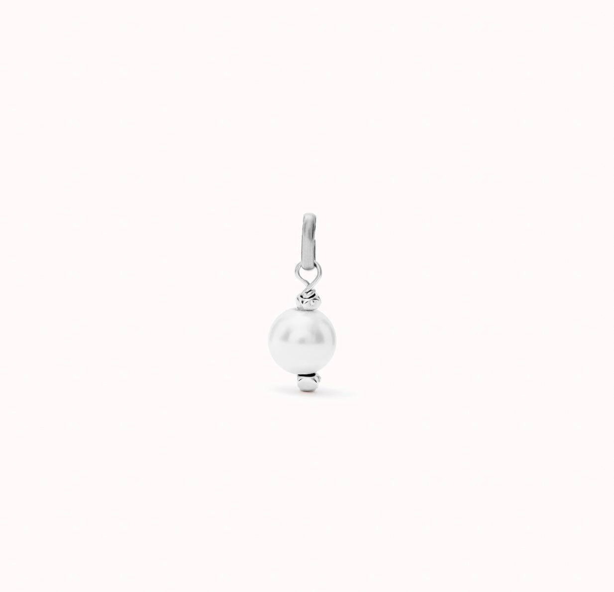 Charm bañado en plata de ley con perla