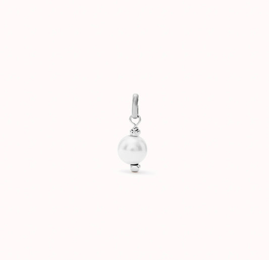 Charm bañado en plata de ley con perla
