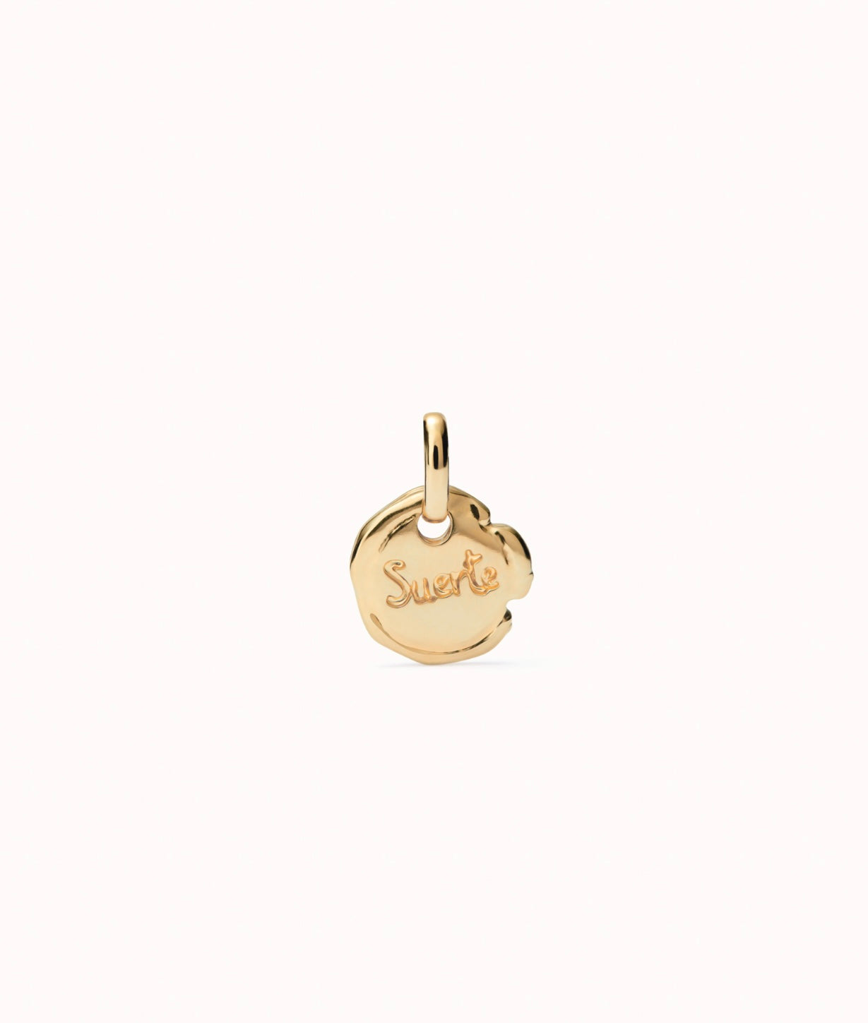 Charm bañado en oro 18k con palabra suerte.