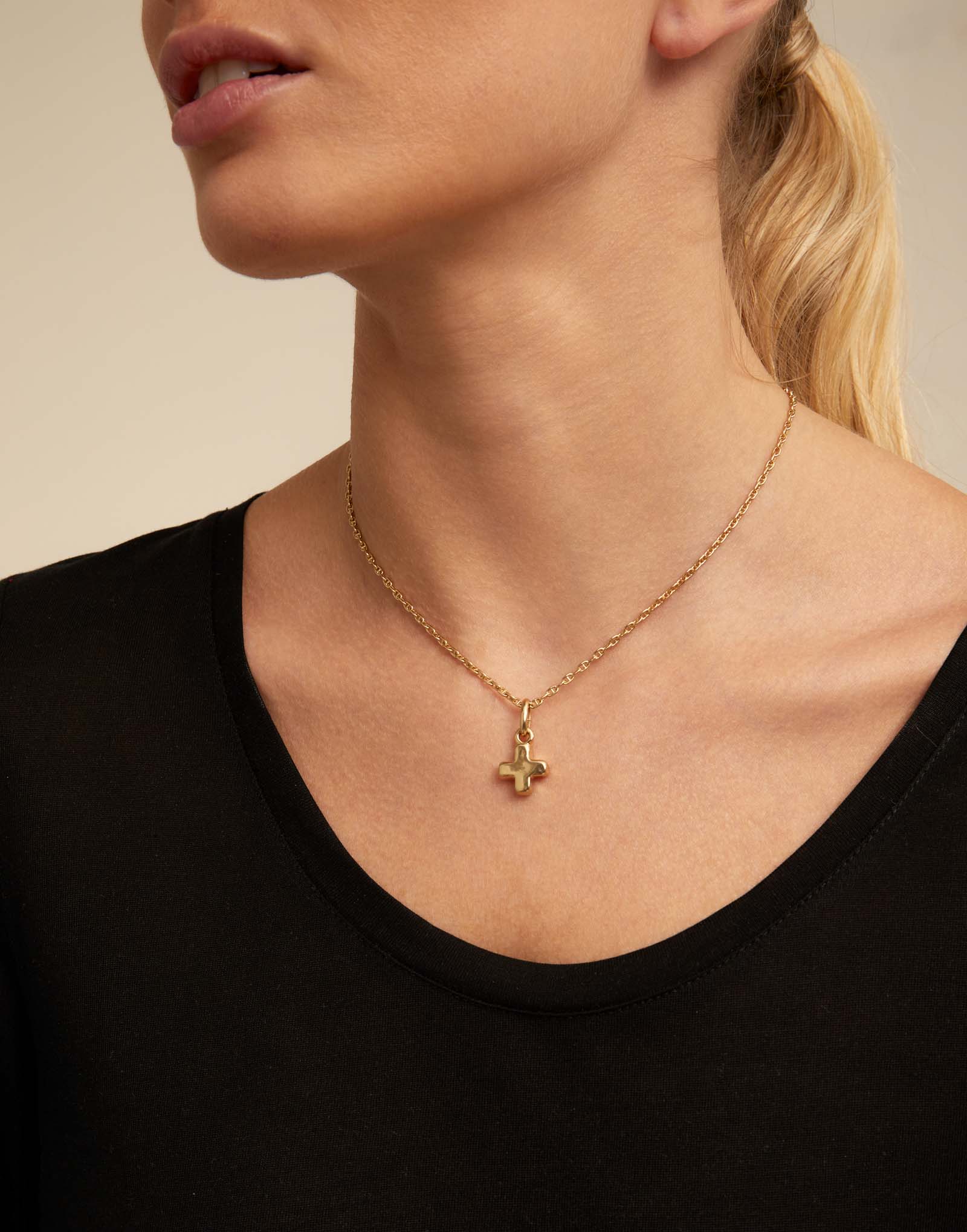 Uno de 50 Gold-plated cross charm•-2