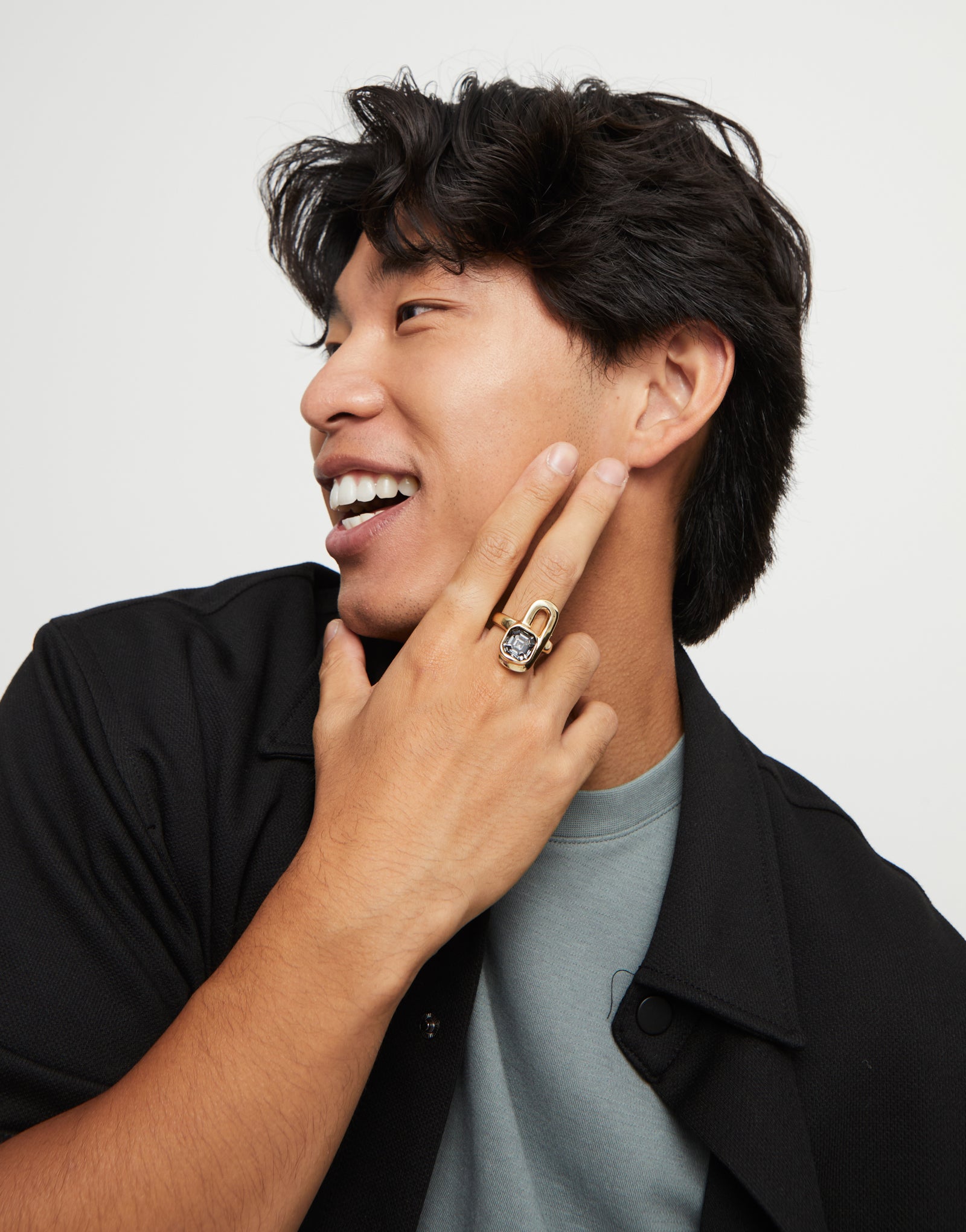 UNO DE 50 - Anillo bañado en oro de 18k con cristal negro•-4