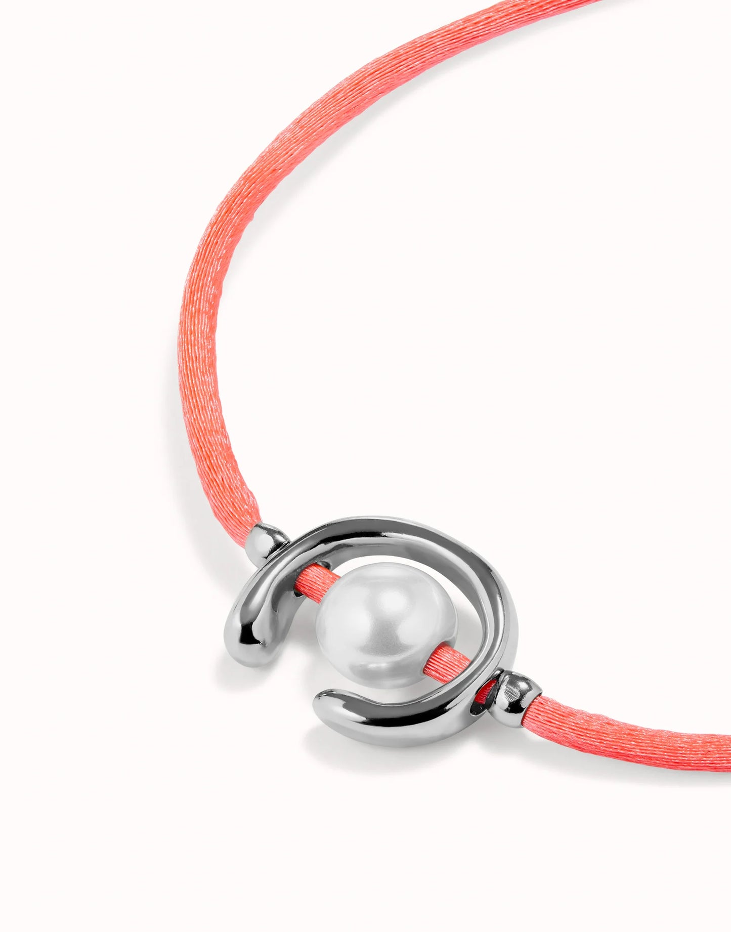 UNO DE 50 - Pulsera de hilo fucsia con perla shell fornitura bañada en plata de ley.