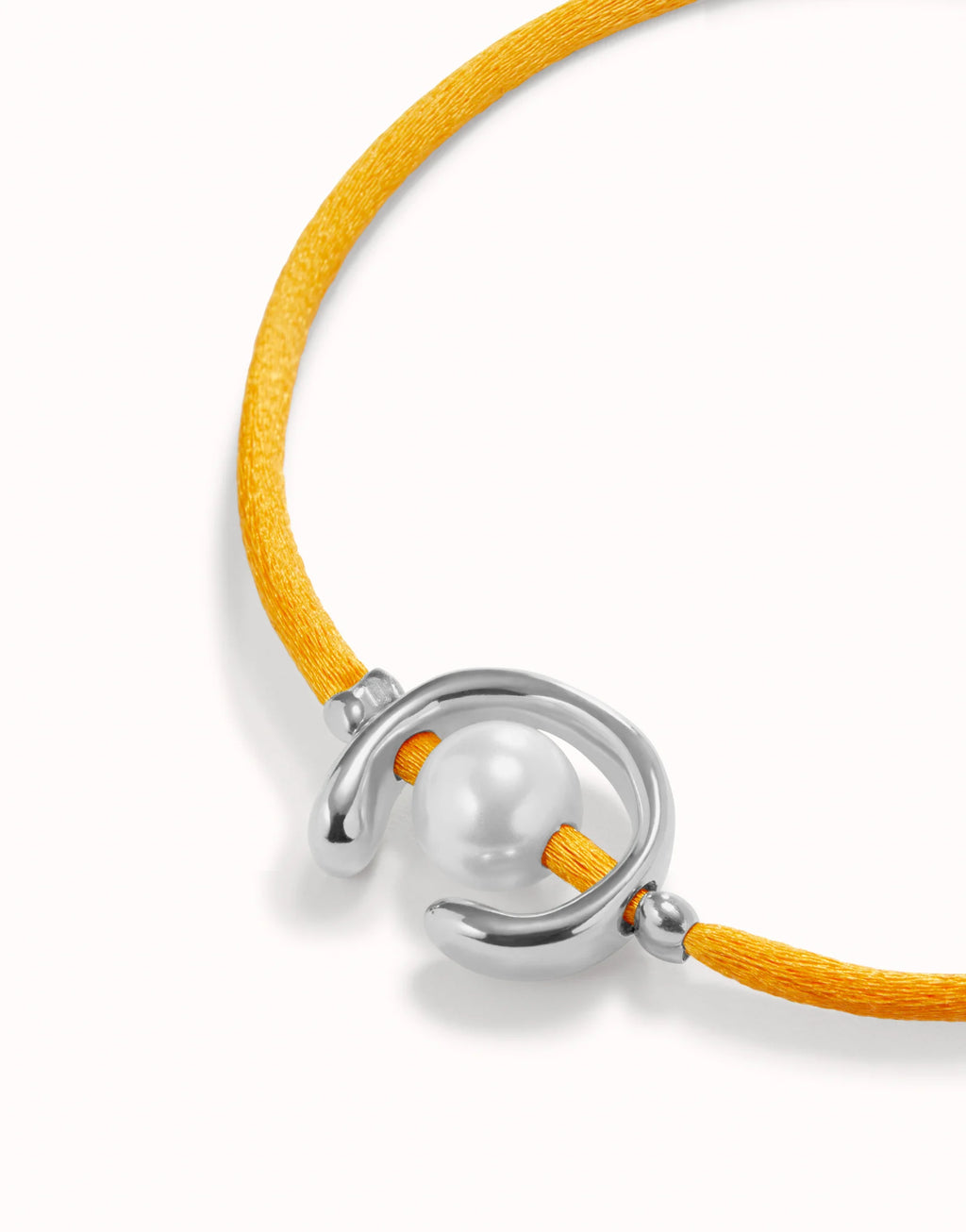 UNO DE 50 - Pulsera de hilo naranja con perla shell fornitura bañada en plata de ley.