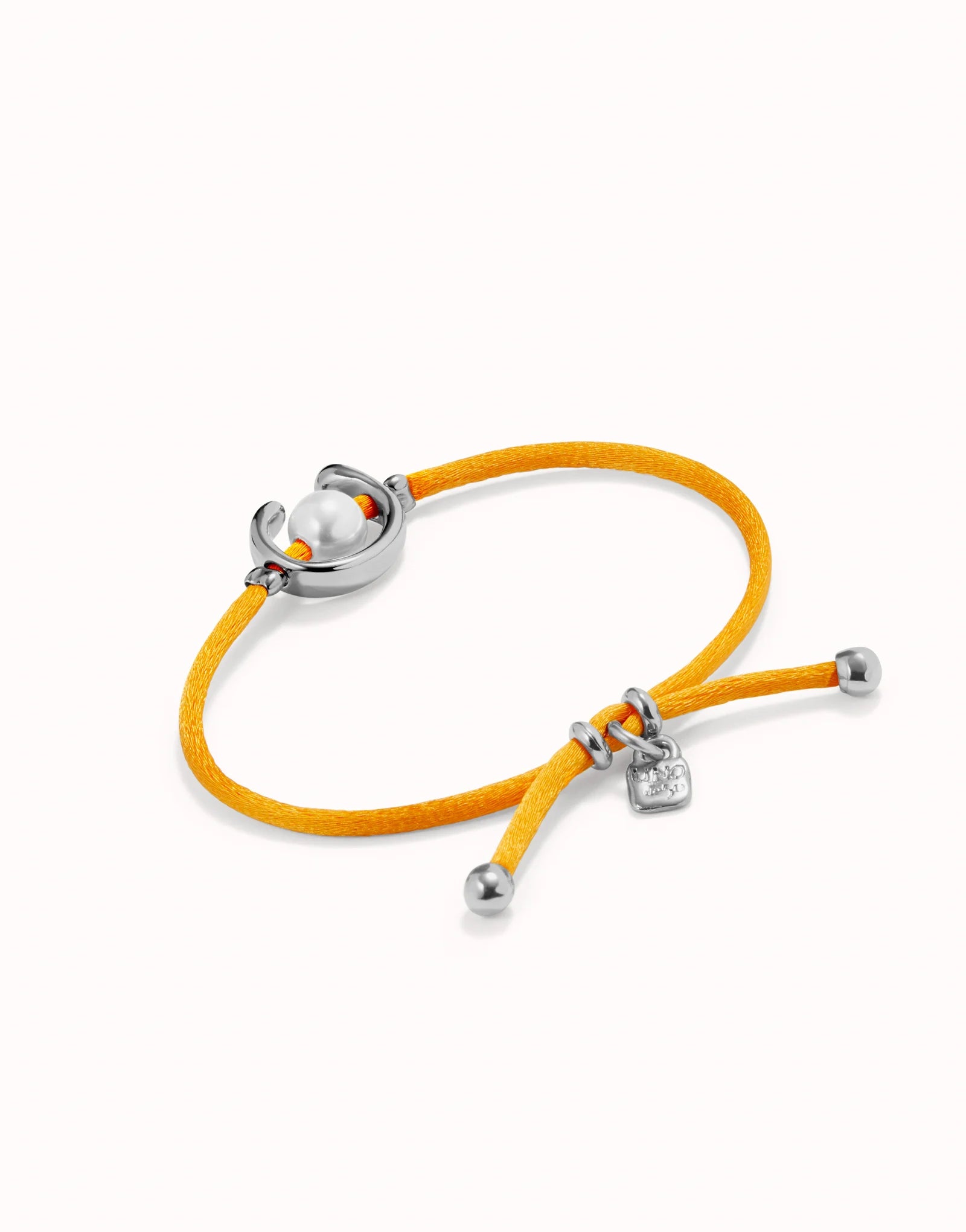 UNO DE 50 - Pulsera de hilo naranja con perla shell fornitura bañada en plata de ley.