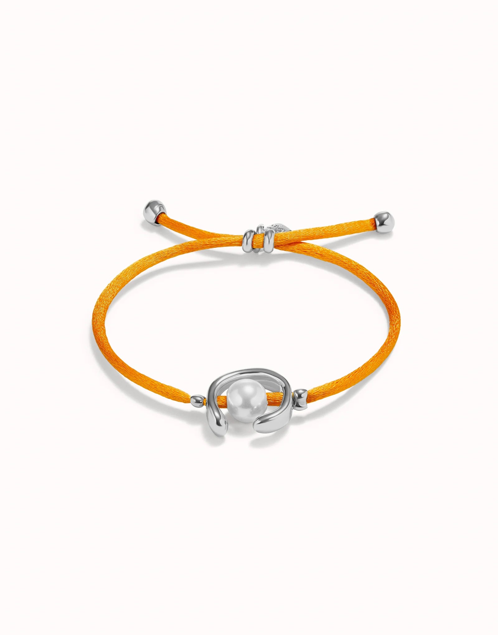 UNO DE 50 - Pulsera de hilo naranja con perla shell fornitura bañada en plata de ley.