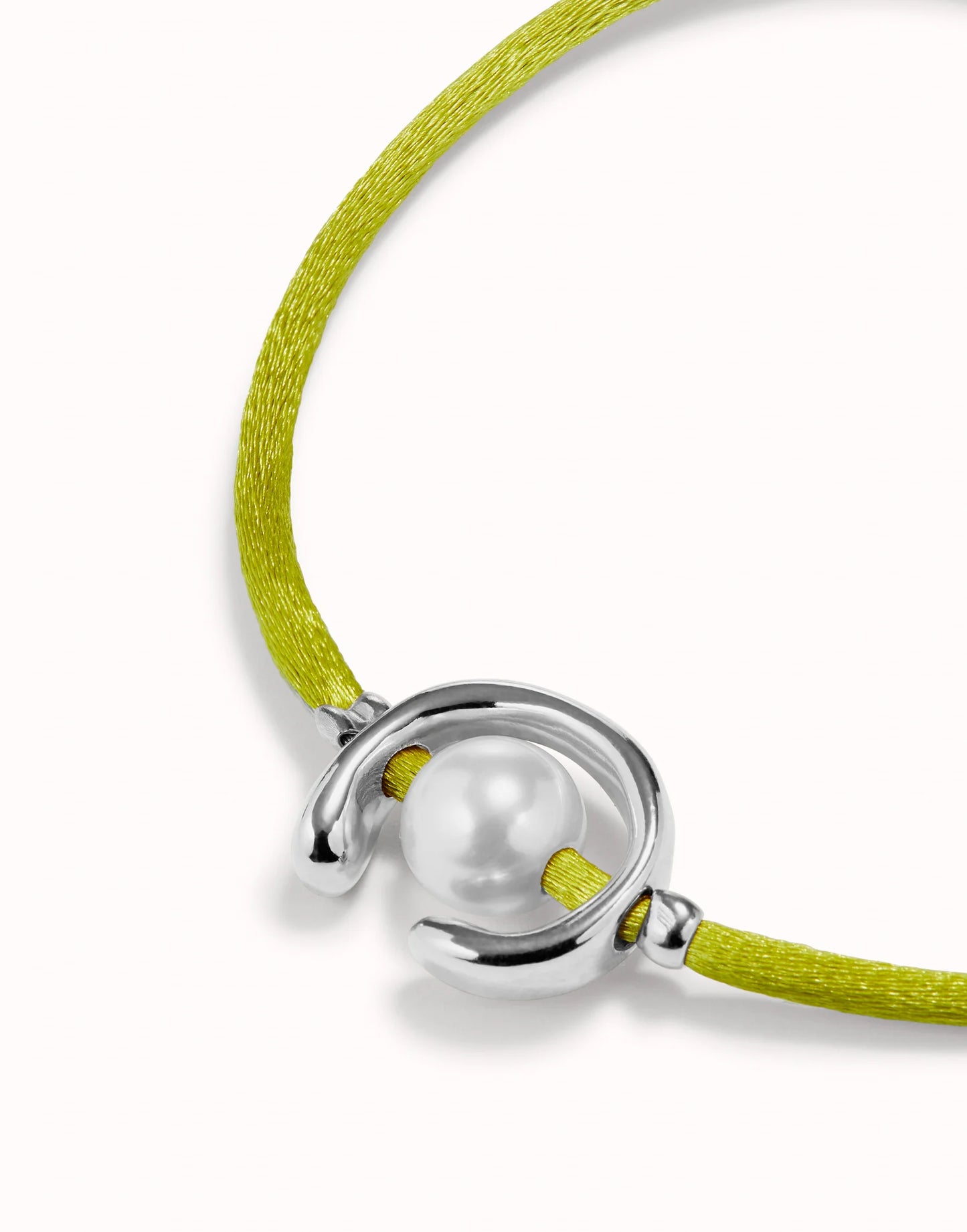 UNO DE 50 - Pulsera de hilo lima con perla shell fornitura bañada en plata de ley.