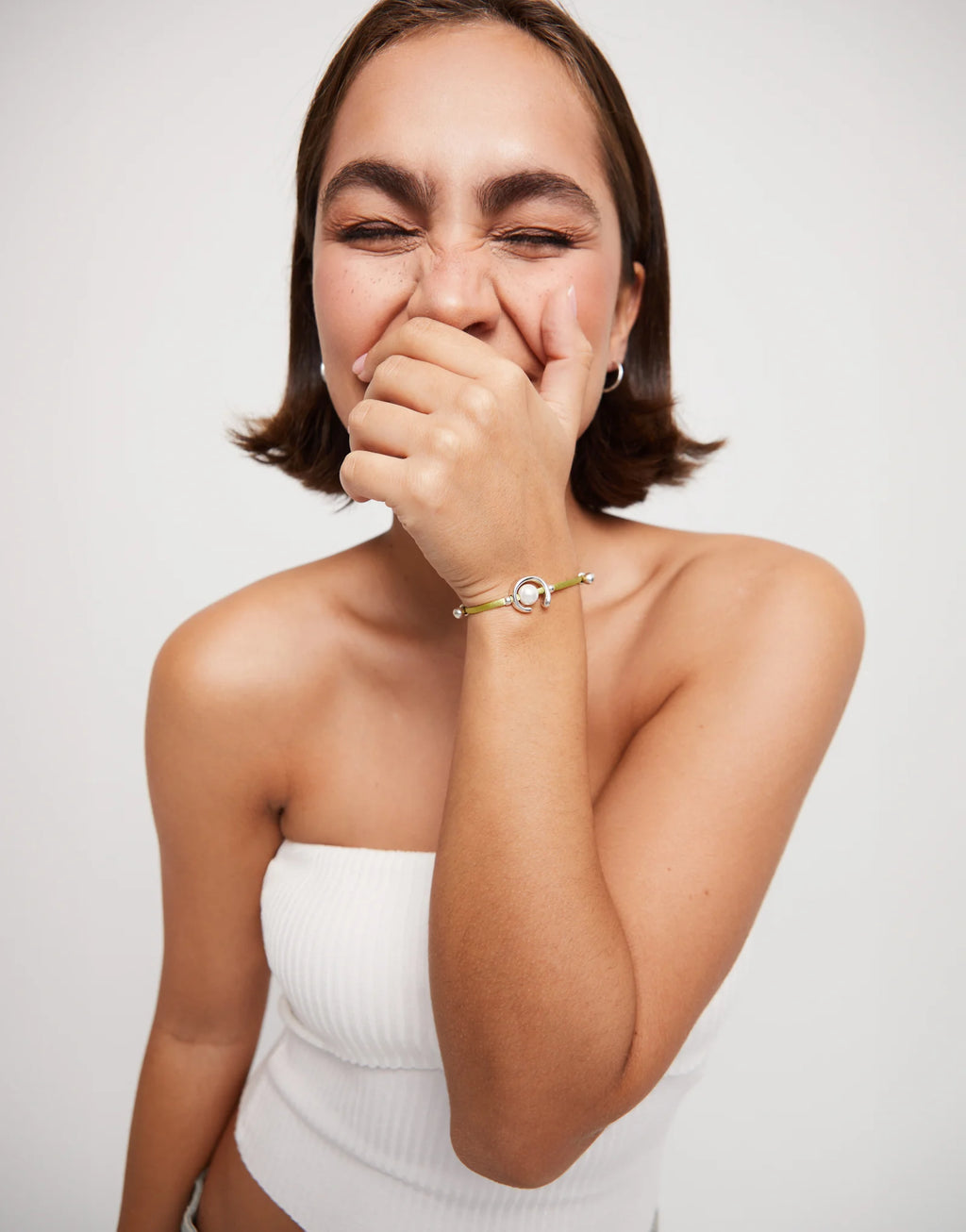UNO DE 50 - Pulsera de hilo lima con perla shell fornitura bañada en plata de ley.