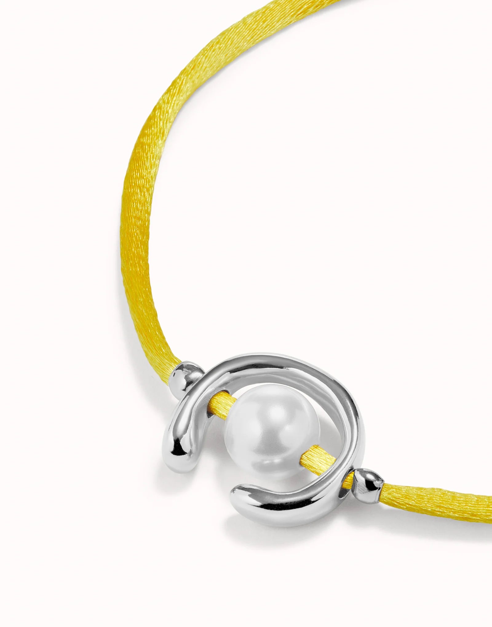 UNO DE 50 - Pulsera de hilo amarillo con perla shell fornitura bañada en plata de ley•-3