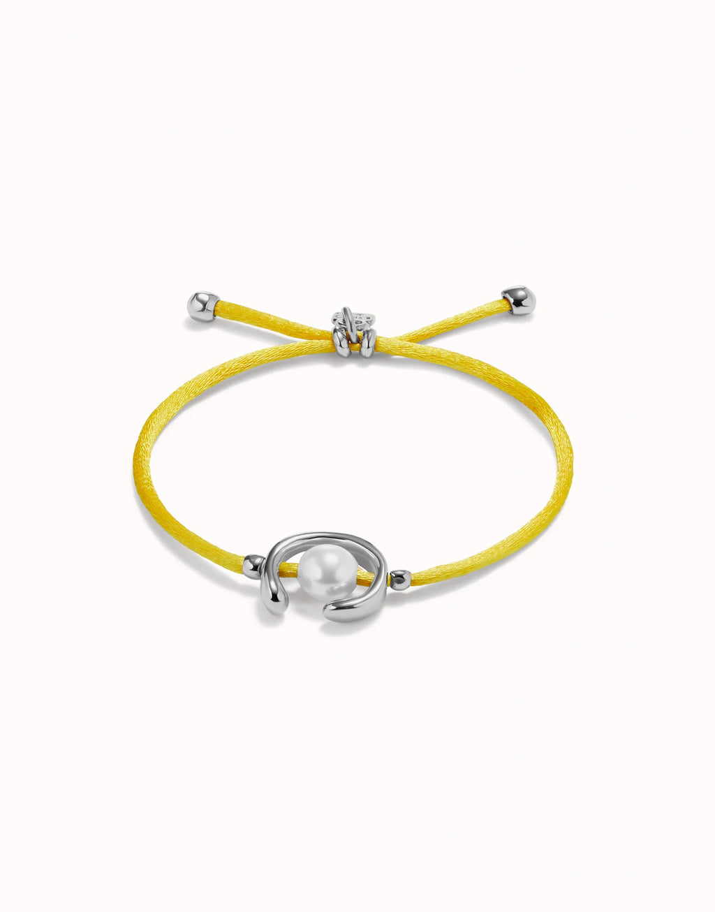 UNO DE 50 - Pulsera de hilo amarillo con perla shell fornitura bañada en plata de ley.