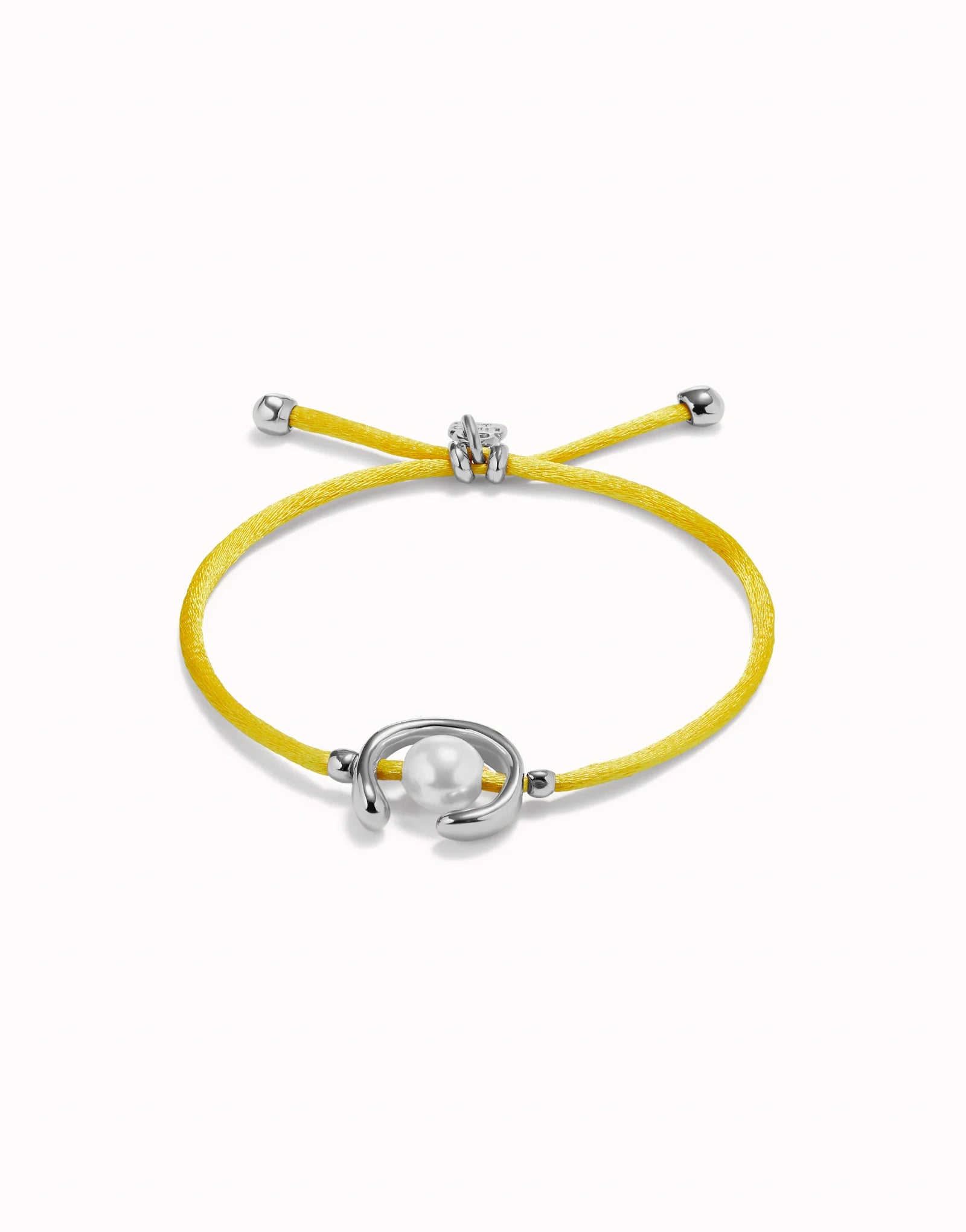 UNO DE 50 - Pulsera de hilo amarillo con perla shell fornitura bañada en plata de ley.