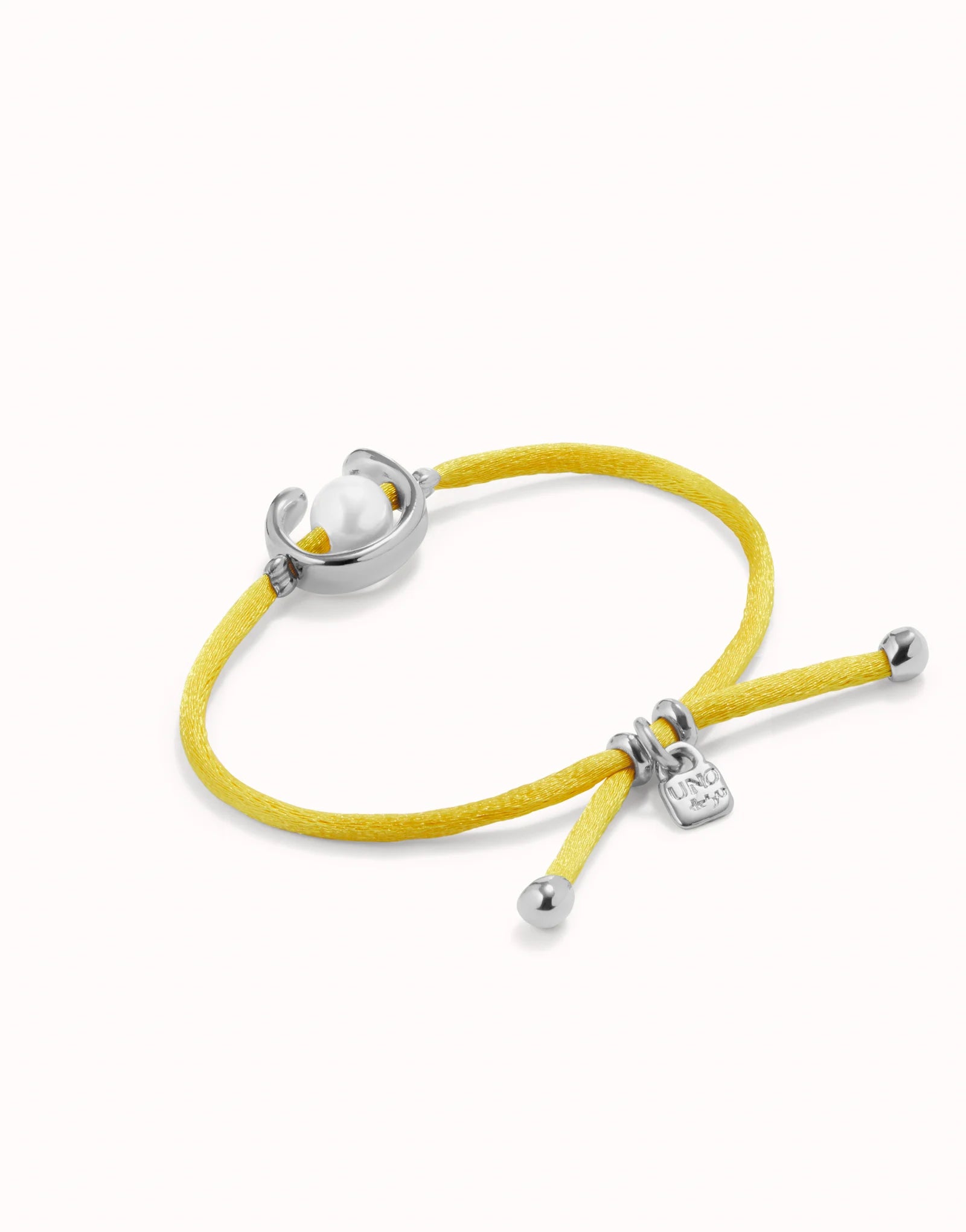 UNO DE 50 - Pulsera de hilo amarillo con perla shell fornitura bañada en plata de ley•-1