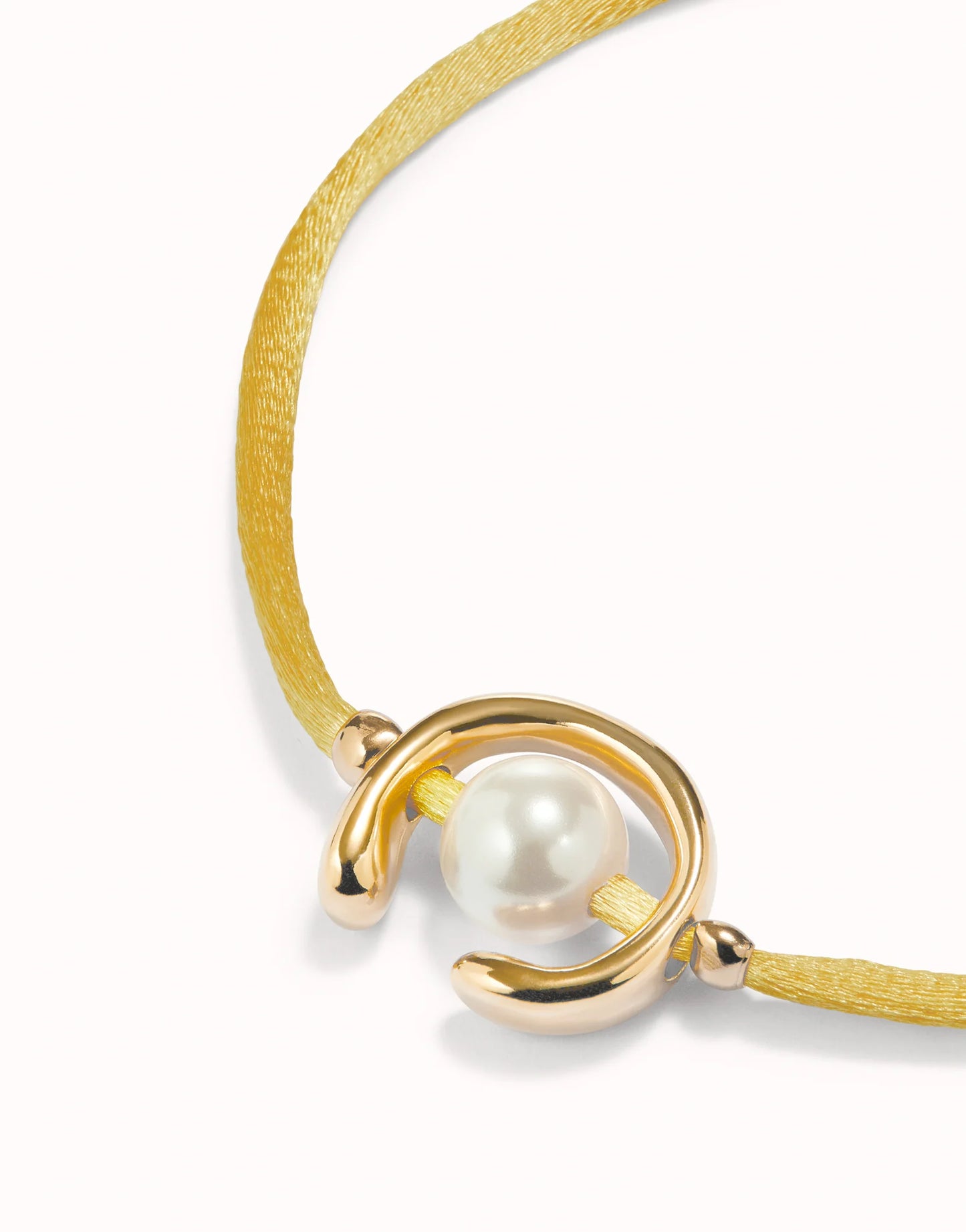 UNO DE 50 - Pulsera de hilo amarillo con perla shell fornitura bañada en oro 18k.