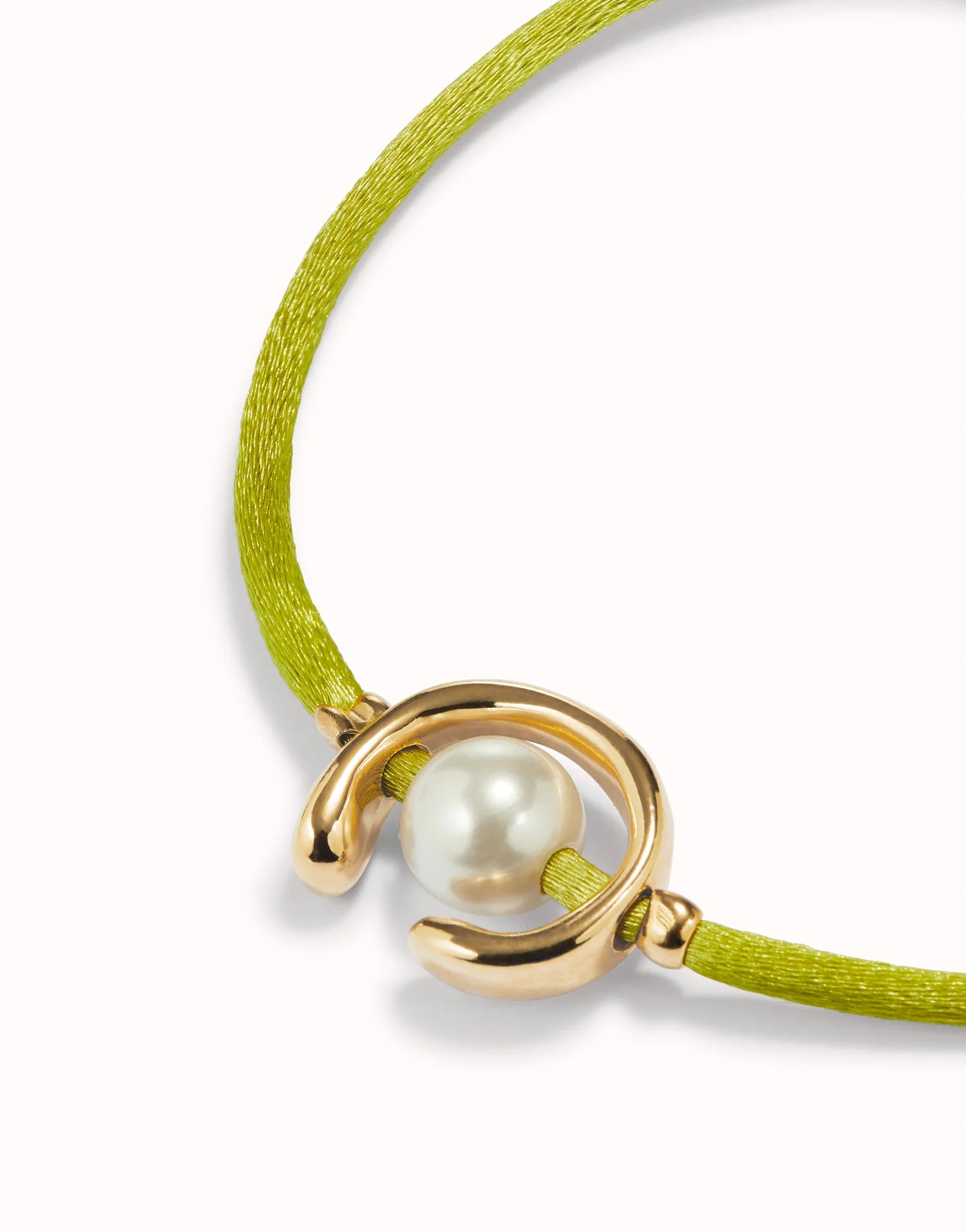 UNO DE 50 - Pulsera de hilo lima con perla shell fornitura bañada en oro 18k.
