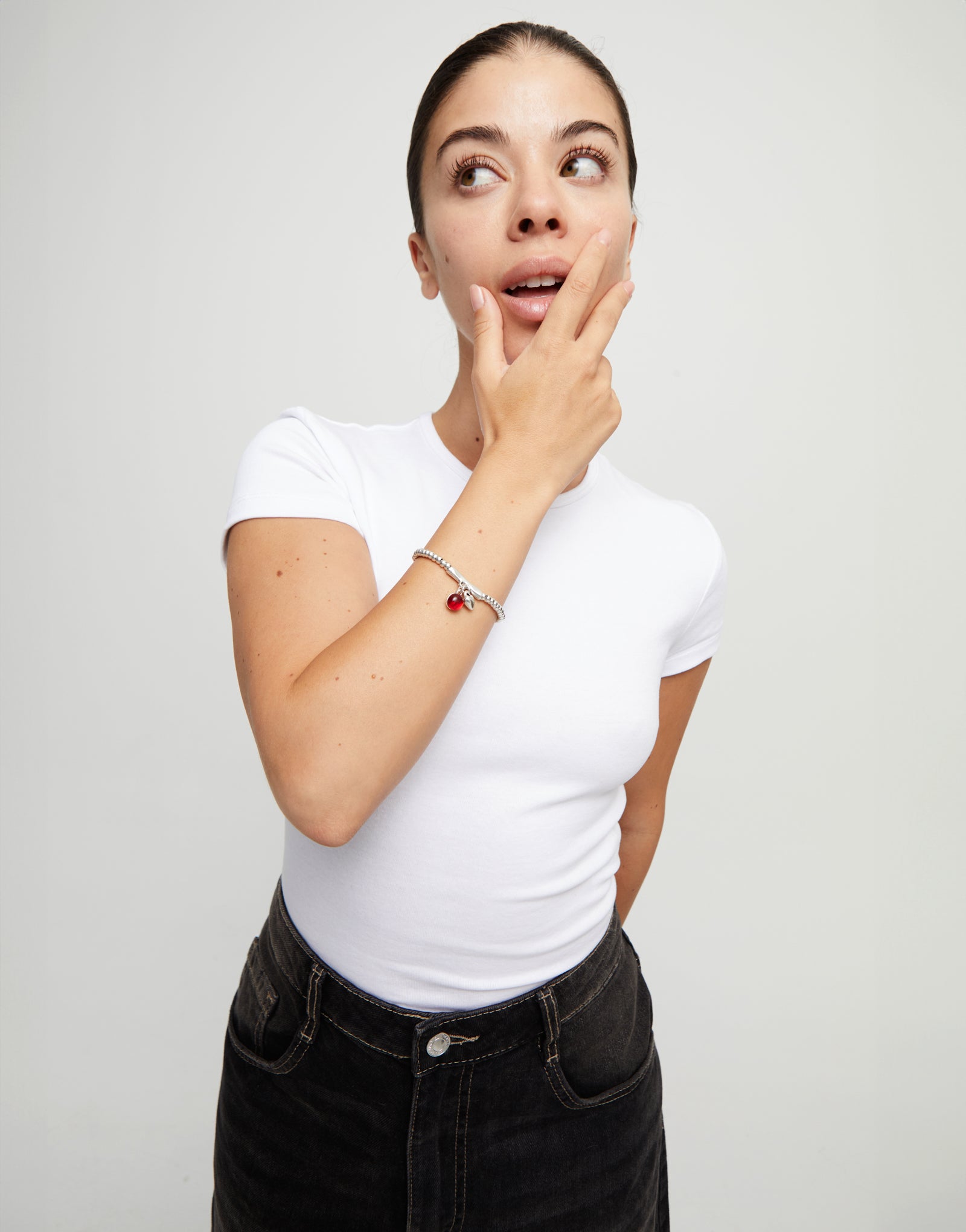 Pulsera de bolas bañadas en plata de ley y cristal de murano rojo