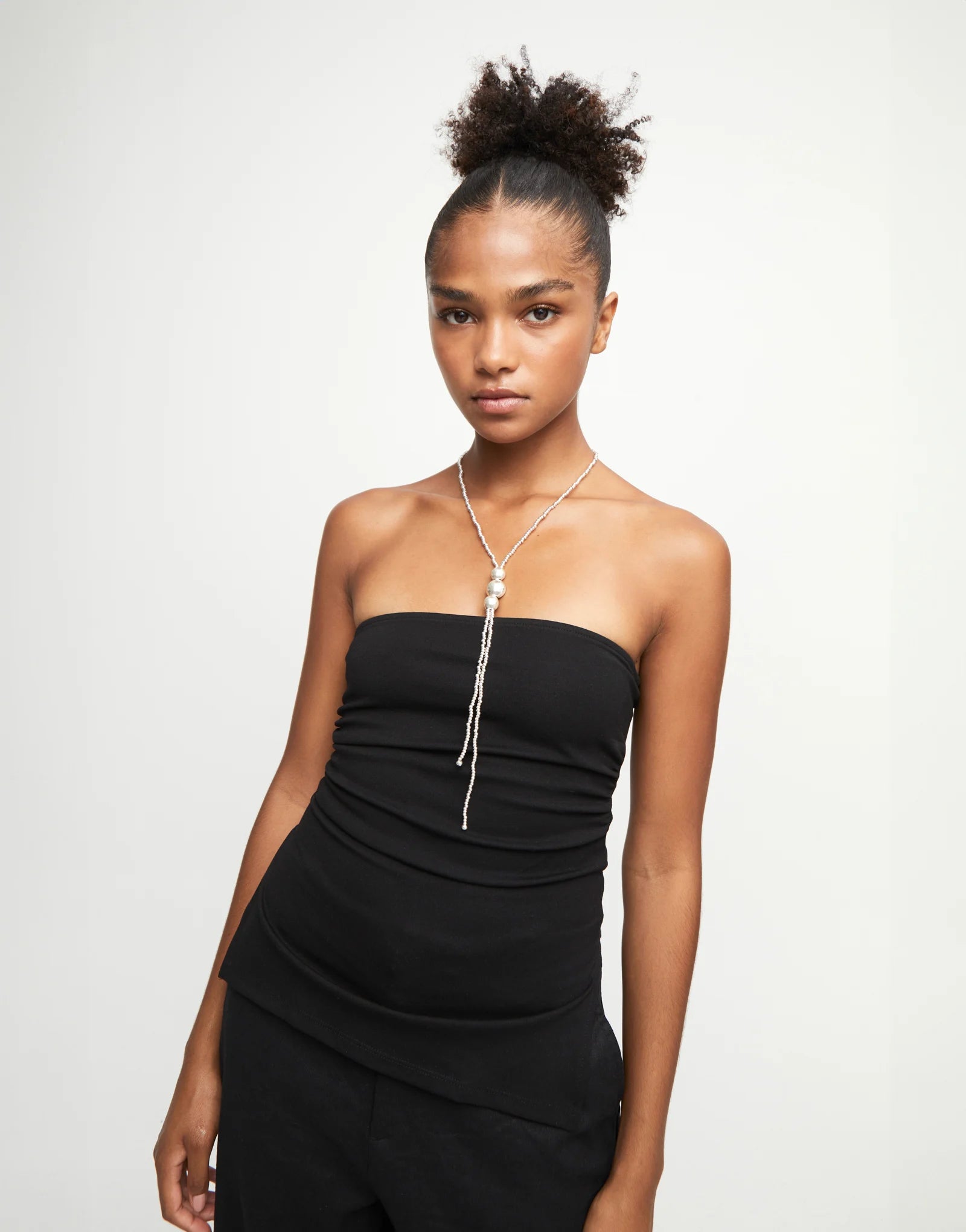 Colgante largo bañado en plata de ley con tres bolas centrales