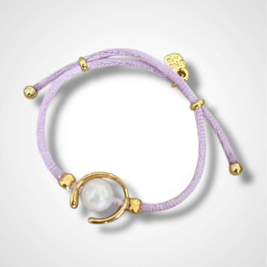 UNO DE 50 - Pulsera de hilo lila con perla shell fornitura bañada en oro.