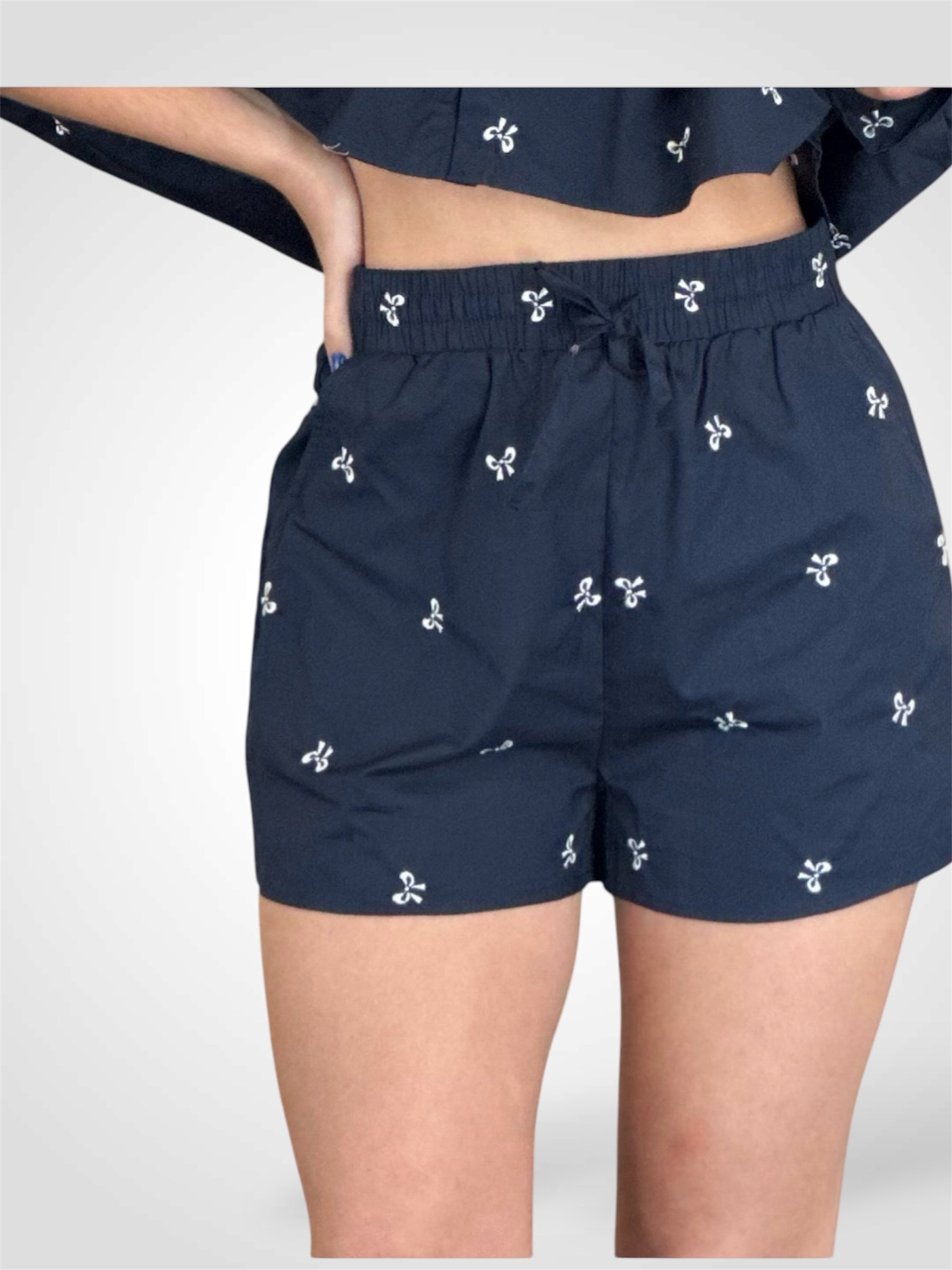 BOW EMBROIDERED POPLIN SHORTS WITH STITCHING•