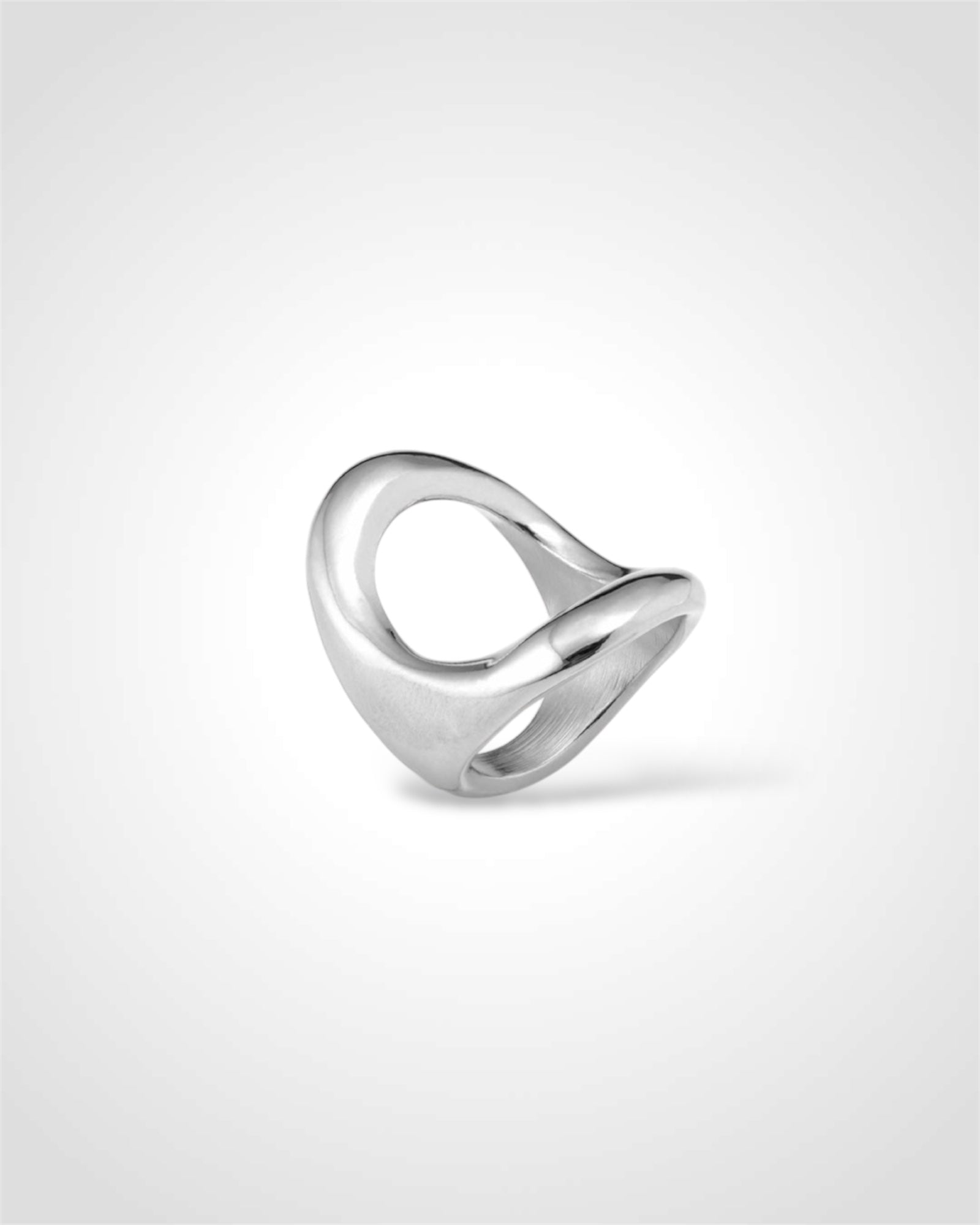 Anillo bañado en plata de ley con óvalo central grande