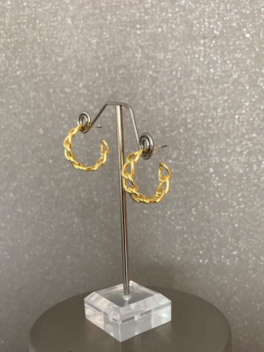 String Gold Hoop Earings•-1